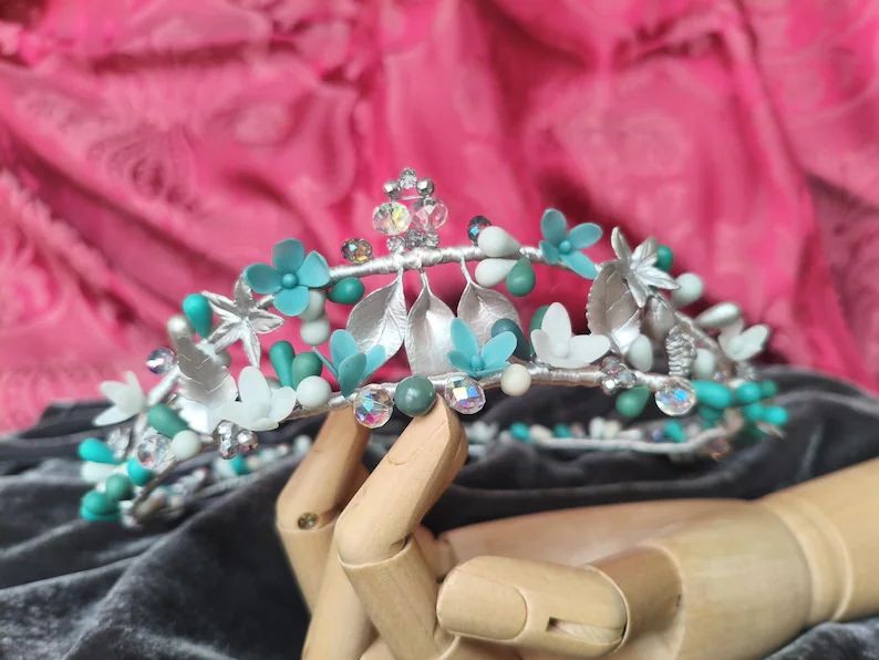 corona de porcelana fría para novia o niña de comunión en tonos plata, azul y verde corona de porcelana fría para novia o niña de comunión en tonos plata, azul y verde