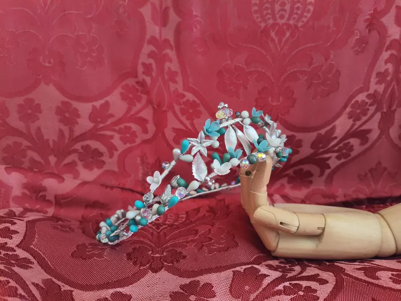 corona de porcelana fría para novia o niña de comunión en tonos plata, azul y verde corona de porcelana fría para novia o niña de comunión en tonos plata, azul y verde