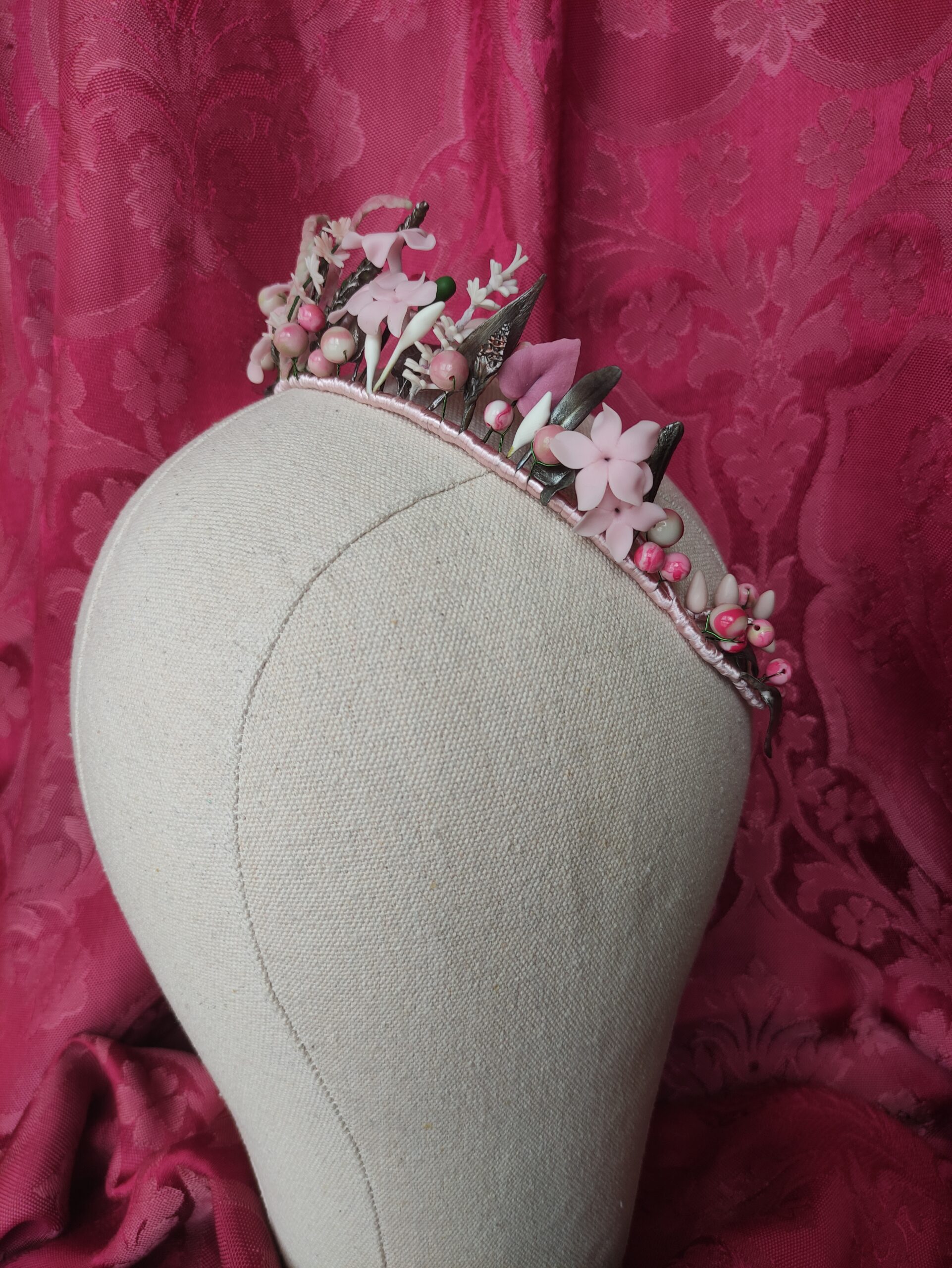 tiara hecha a mano con piezas de porcelana fría: flores, hojas, pistilos, ramitas y cuentas, en tonos rosa y plata, corona de novia tiara hecha a mano con piezas de porcelana fría: flores, hojas, pistilos, ramitas y cuentas, en tonos rosa y plata, corona de novia