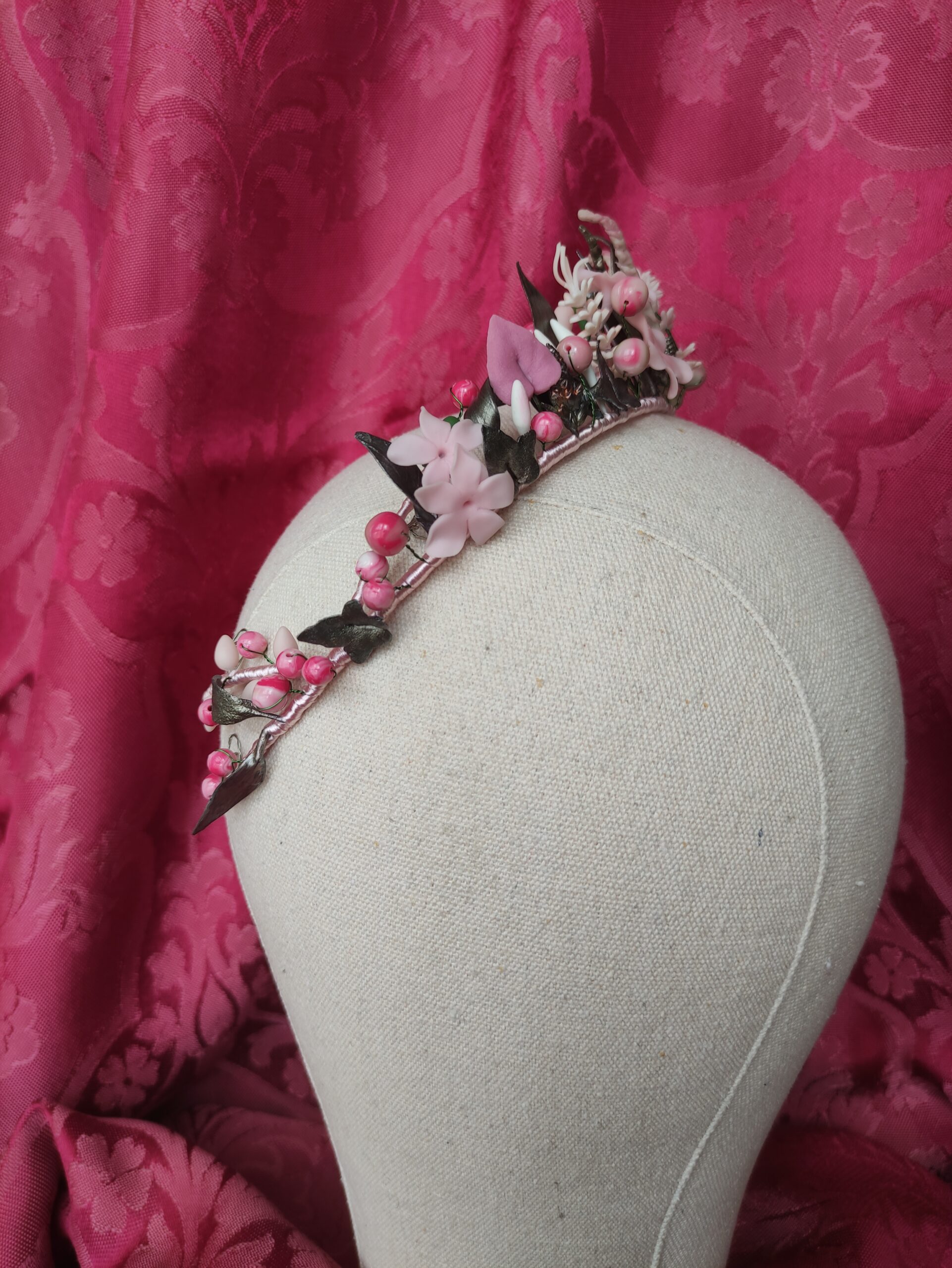 tiara hecha a mano con piezas de porcelana fría: flores, hojas, pistilos, ramitas y cuentas, en tonos rosa y plata, corona de novia tiara hecha a mano con piezas de porcelana fría: flores, hojas, pistilos, ramitas y cuentas, en tonos rosa y plata, corona de novia