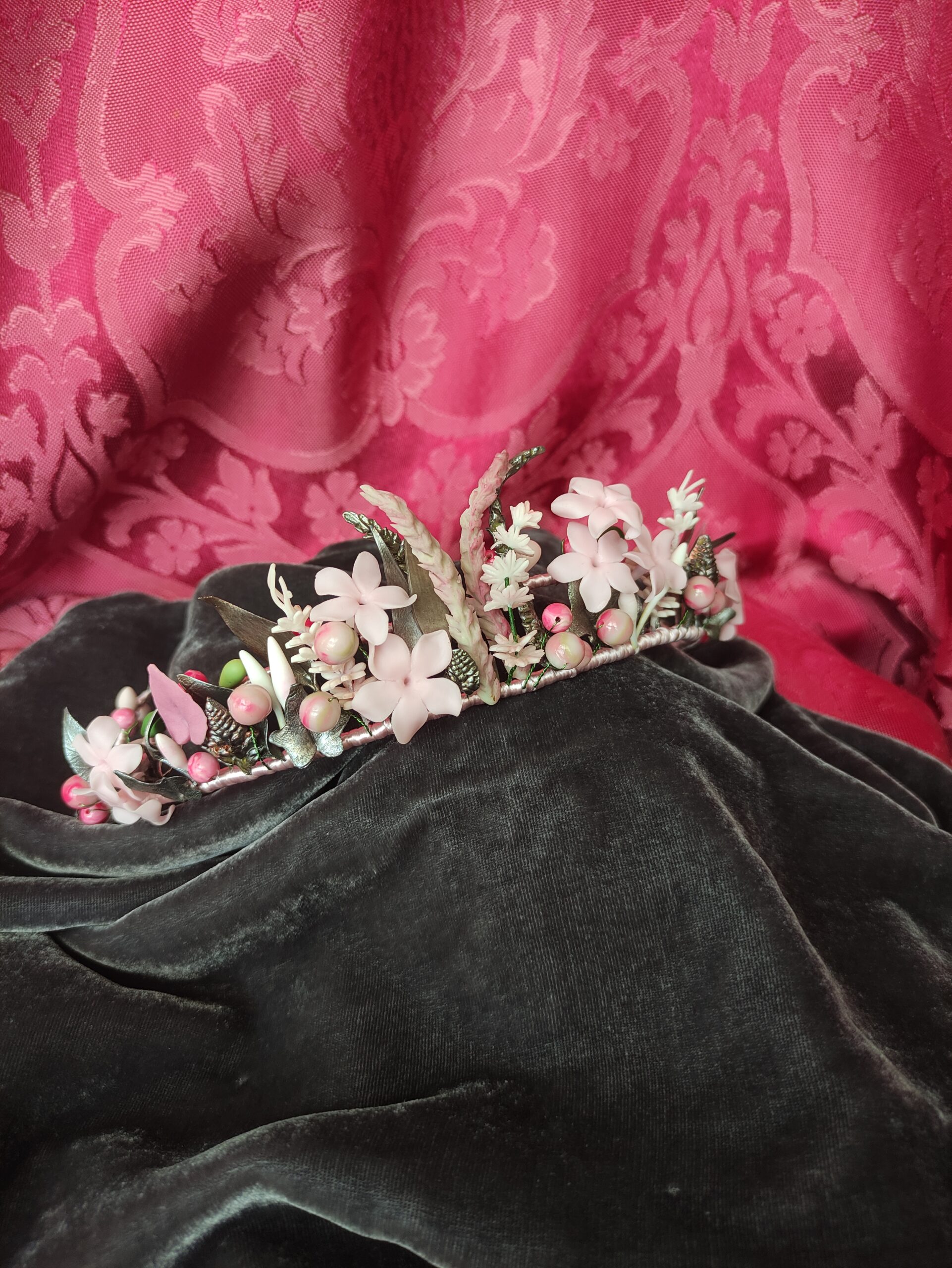 tiara hecha a mano con piezas de porcelana fría: flores, hojas, pistilos, ramitas y cuentas, en tonos rosa y plata, corona de novia tiara hecha a mano con piezas de porcelana fría: flores, hojas, pistilos, ramitas y cuentas, en tonos rosa y plata, corona de novia