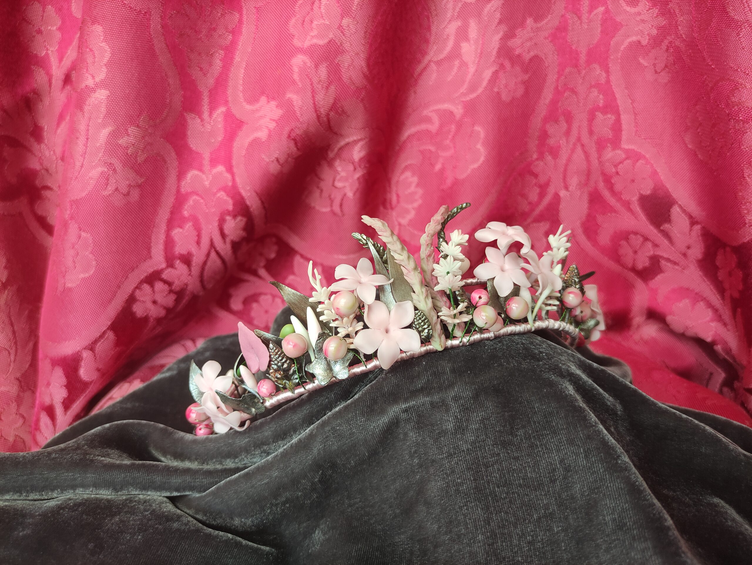 tiara hecha a mano con piezas de porcelana fría: flores, hojas, pistilos, ramitas y cuentas, en tonos rosa y plata, corona de novia tiara hecha a mano con piezas de porcelana fría: flores, hojas, pistilos, ramitas y cuentas, en tonos rosa y plata, corona de novia