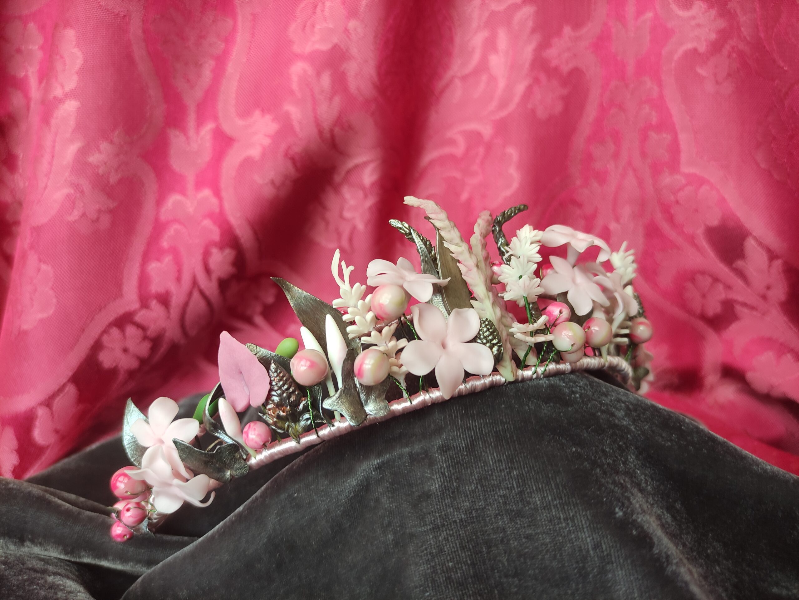 tiara hecha a mano con piezas de porcelana fría: flores, hojas, pistilos, ramitas y cuentas, en tonos rosa y plata, corona de novia tiara hecha a mano con piezas de porcelana fría: flores, hojas, pistilos, ramitas y cuentas, en tonos rosa y plata, corona de novia