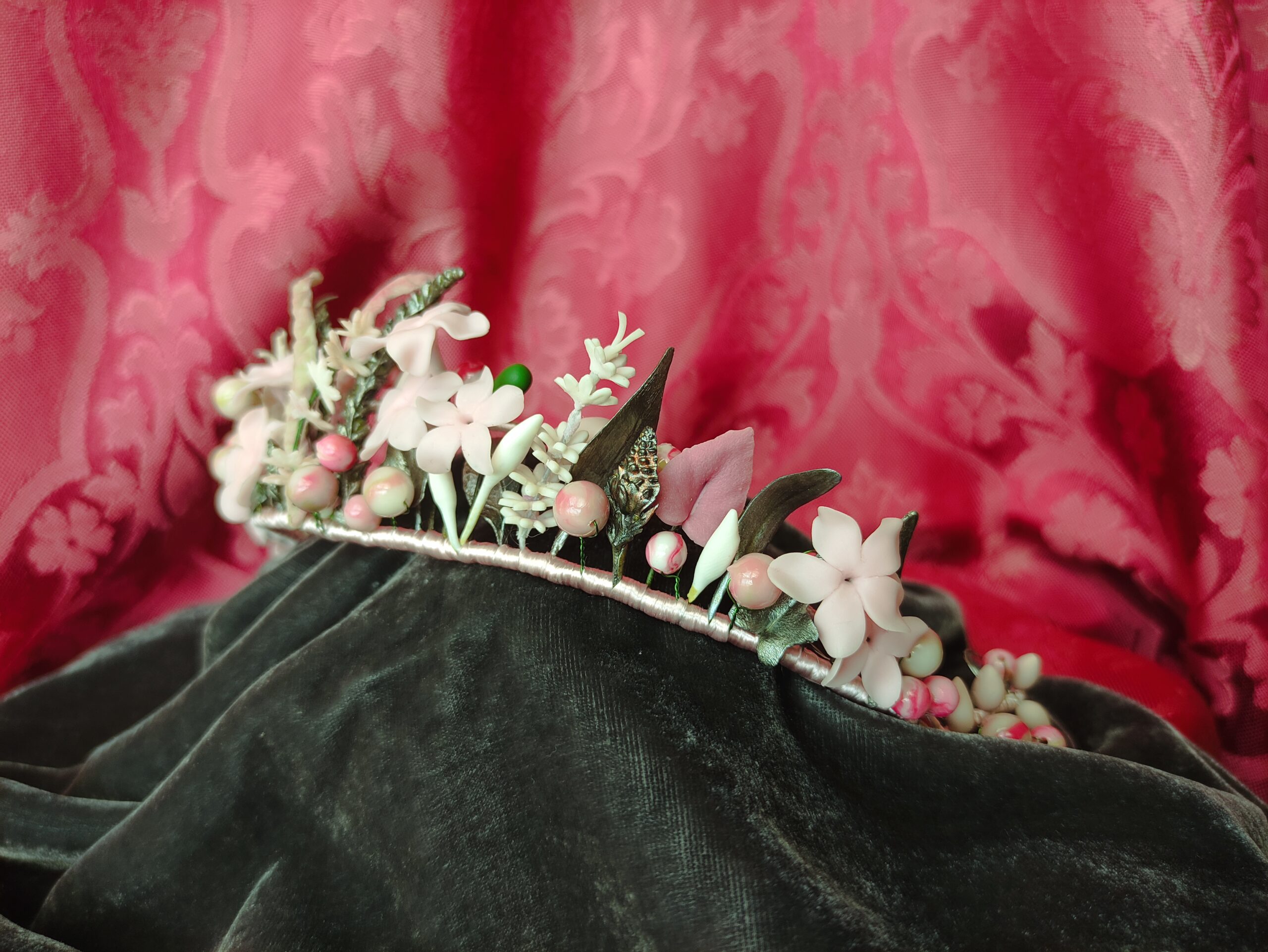 tiara hecha a mano con piezas de porcelana fría: flores, hojas, pistilos, ramitas y cuentas, en tonos rosa y plata, corona de novia tiara hecha a mano con piezas de porcelana fría: flores, hojas, pistilos, ramitas y cuentas, en tonos rosa y plata, corona de novia