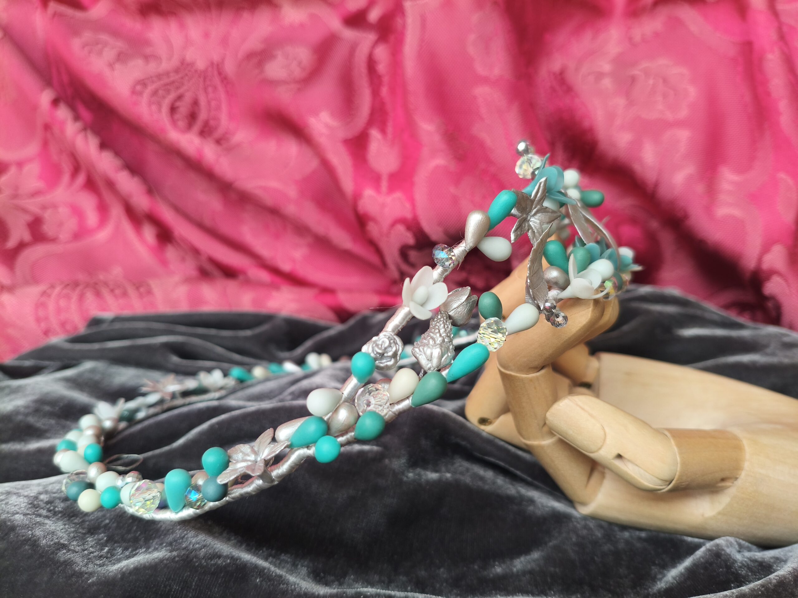 corona de porcelana fría para novia o niña de comunión en tonos plata, azul y verde corona de porcelana fría para novia o niña de comunión en tonos plata, azul y verde
