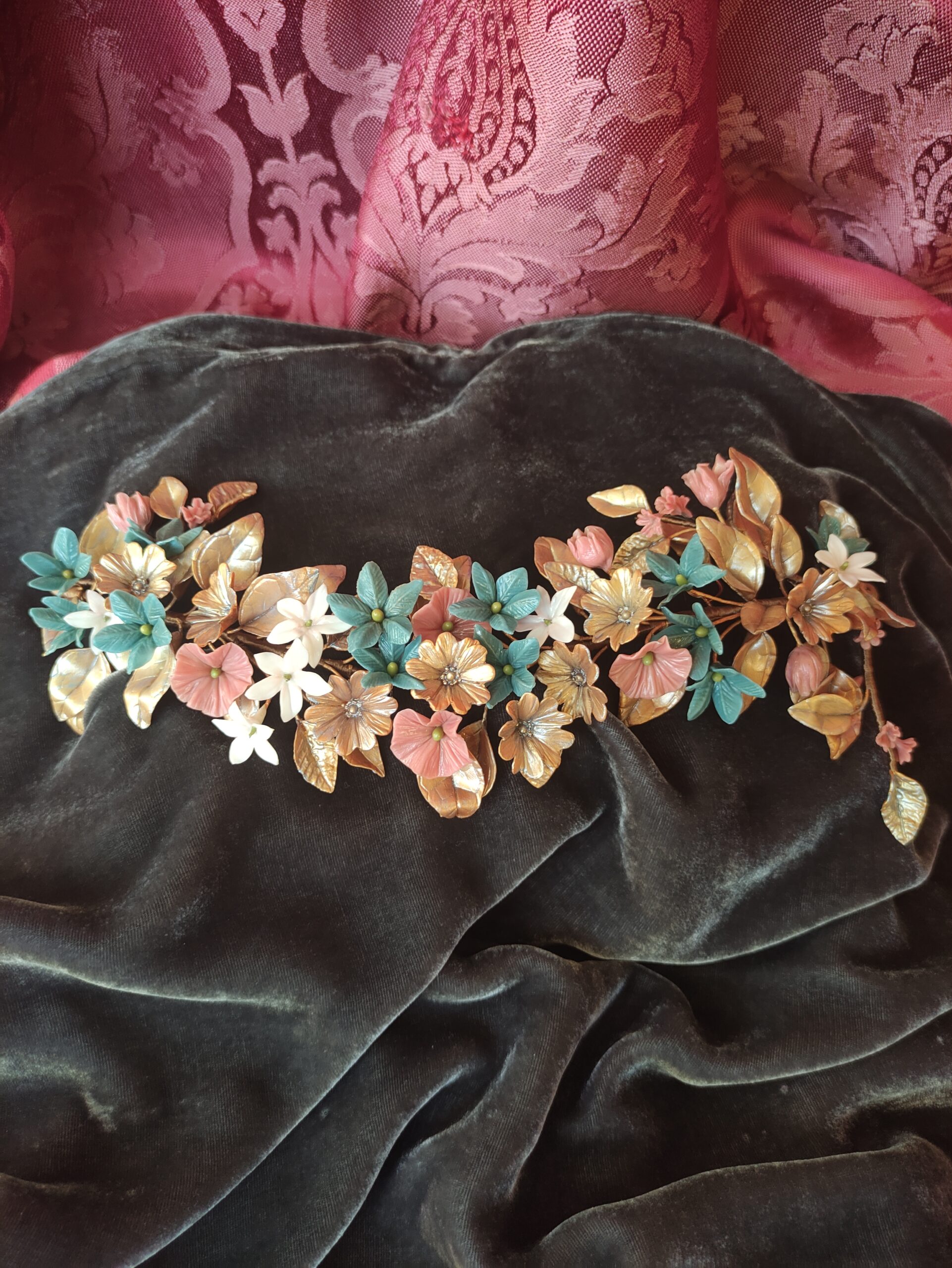 tocado de novia metalizado, con flores doradas, azules, rosa y blancas, hechas a mano con porcelana fría tocado de novia metalizado, con flores doradas, azules, rosa y blancas, hechas a mano con porcelana fría