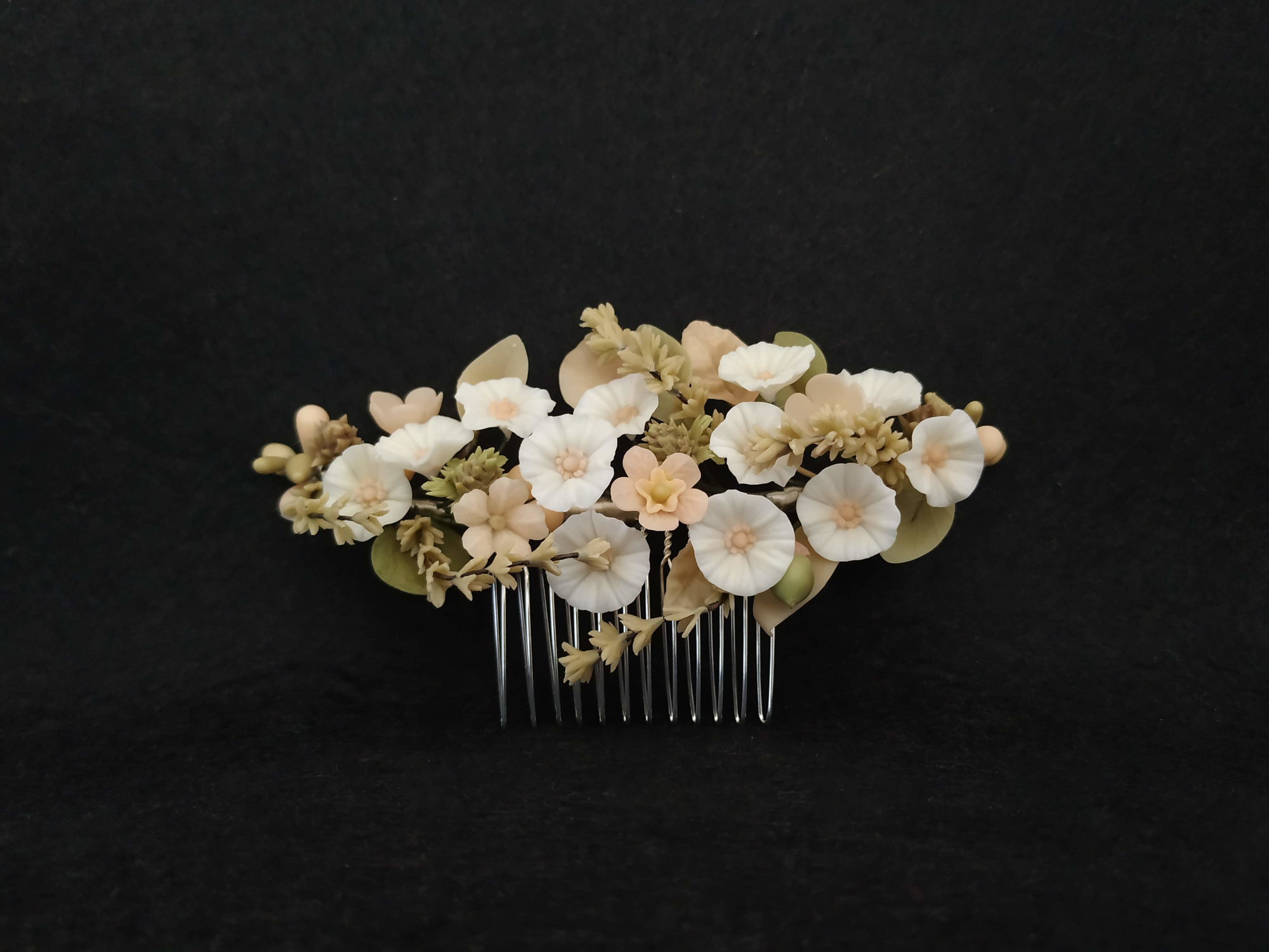 tocado de novia o comunión con motivos silvestres, inspirado en una dehesa, con flores, hojas, ramitas, cardos, bellotas, tocado campestre tocado de novia o comunión con motivos silvestres, inspirado en una dehesa, con flores, hojas, ramitas, cardos, bellotas, tocado campestre