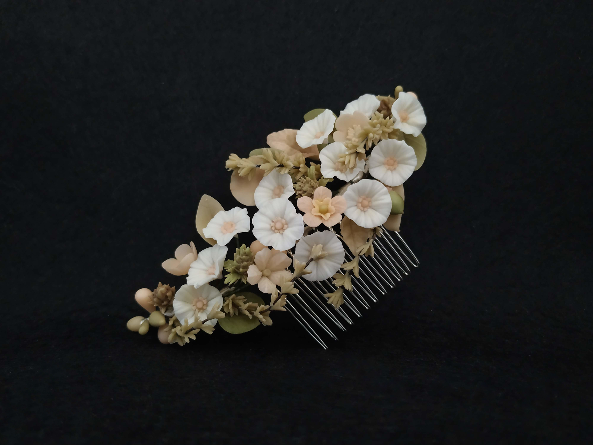 tocado de novia o comunión con motivos silvestres, inspirado en una dehesa, con flores, hojas, ramitas, cardos, bellotas, tocado campestre tocado de novia o comunión con motivos silvestres, inspirado en una dehesa, con flores, hojas, ramitas, cardos, bellotas, tocado campestre