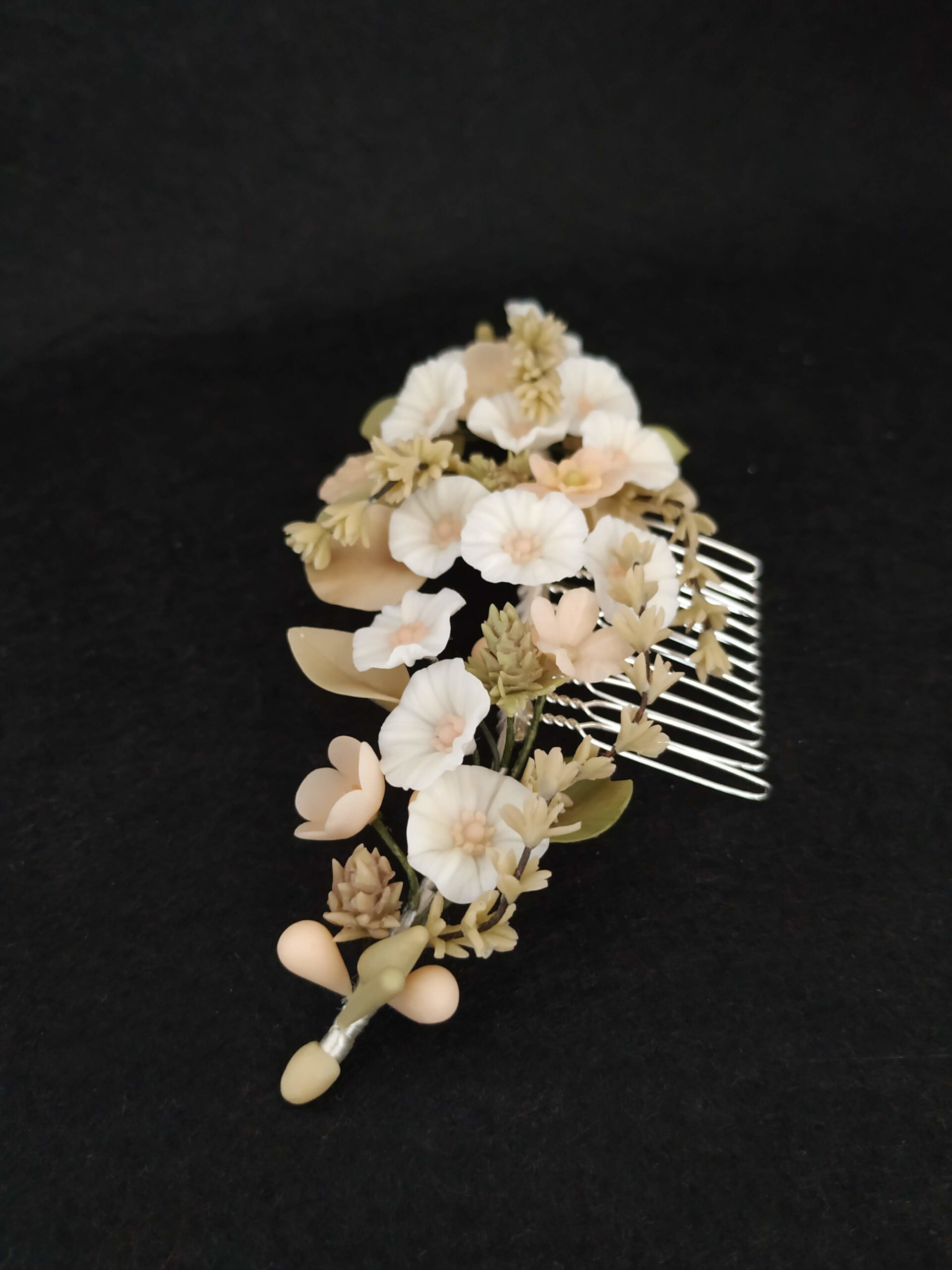 tocado de novia o comunión con motivos silvestres, inspirado en una dehesa, con flores, hojas, ramitas, cardos, bellotas, tocado campestre tocado de novia o comunión con motivos silvestres, inspirado en una dehesa, con flores, hojas, ramitas, cardos, bellotas, tocado campestre