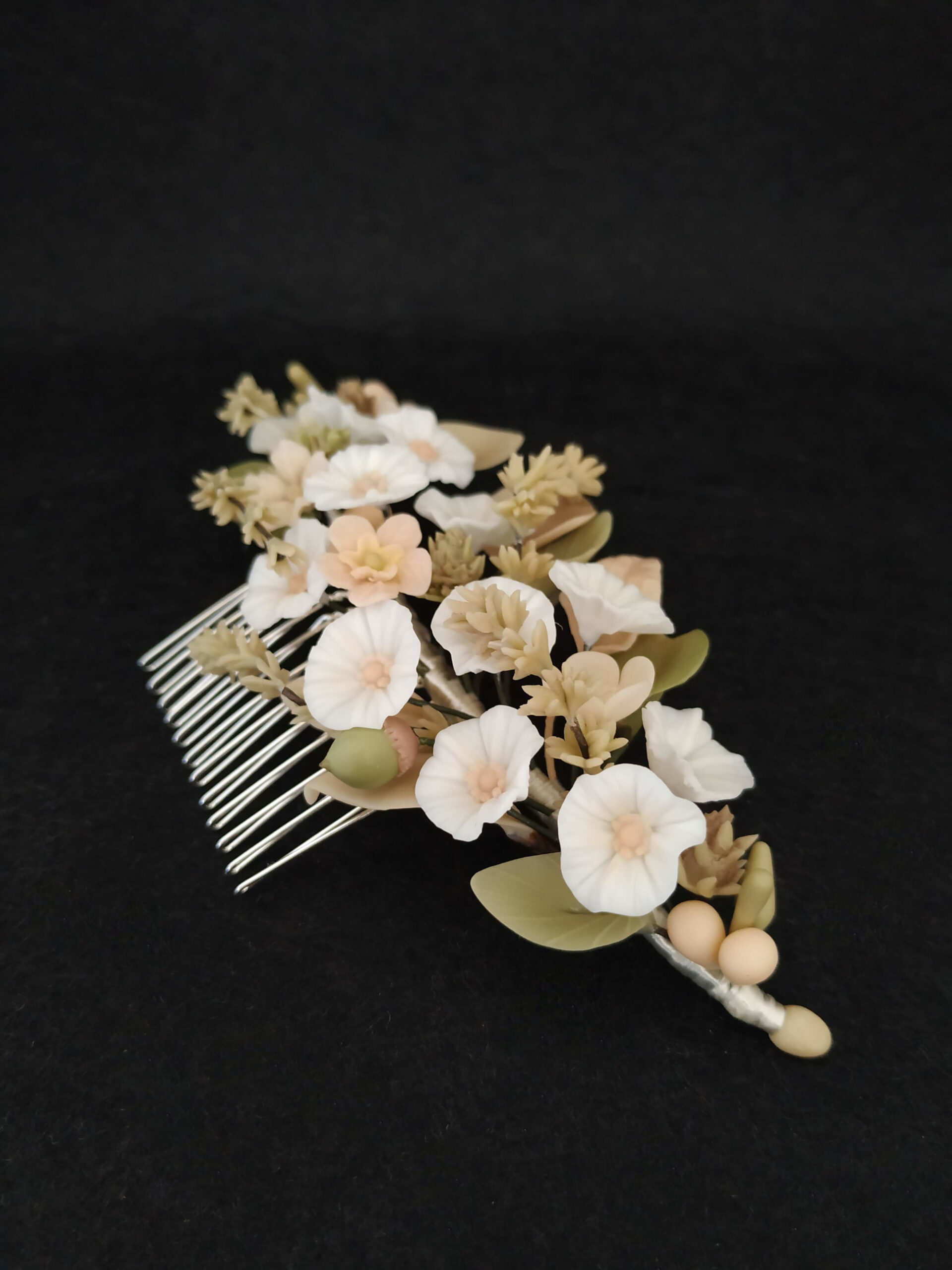 tocado de novia o comunión con motivos silvestres, inspirado en una dehesa, con flores, hojas, ramitas, cardos, bellotas, tocado campestre tocado de novia o comunión con motivos silvestres, inspirado en una dehesa, con flores, hojas, ramitas, cardos, bellotas, tocado campestre