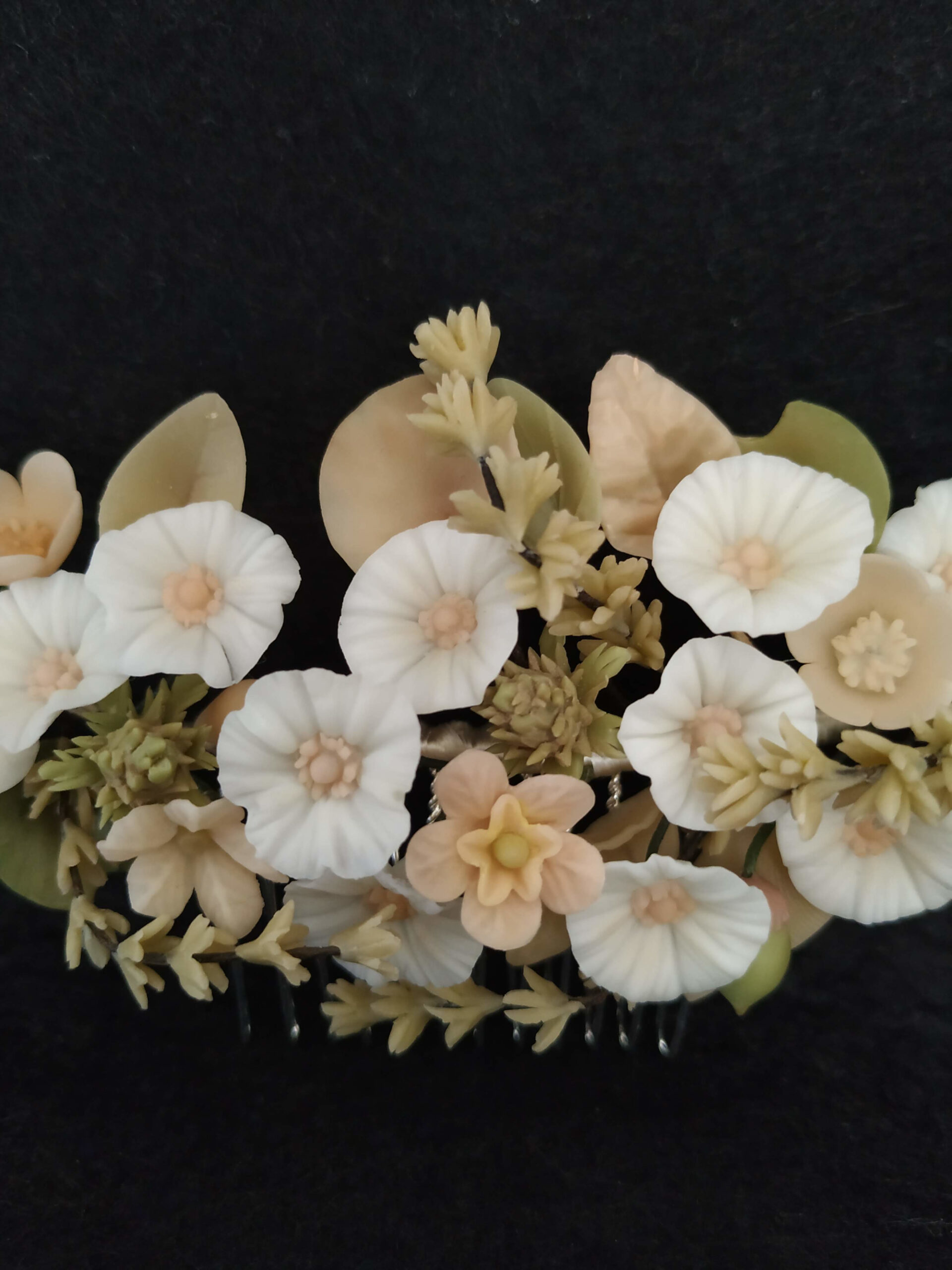 tocado de novia o comunión con motivos silvestres, inspirado en una dehesa, con flores, hojas, ramitas, cardos, bellotas, tocado campestre tocado de novia o comunión con motivos silvestres, inspirado en una dehesa, con flores, hojas, ramitas, cardos, bellotas, tocado campestre