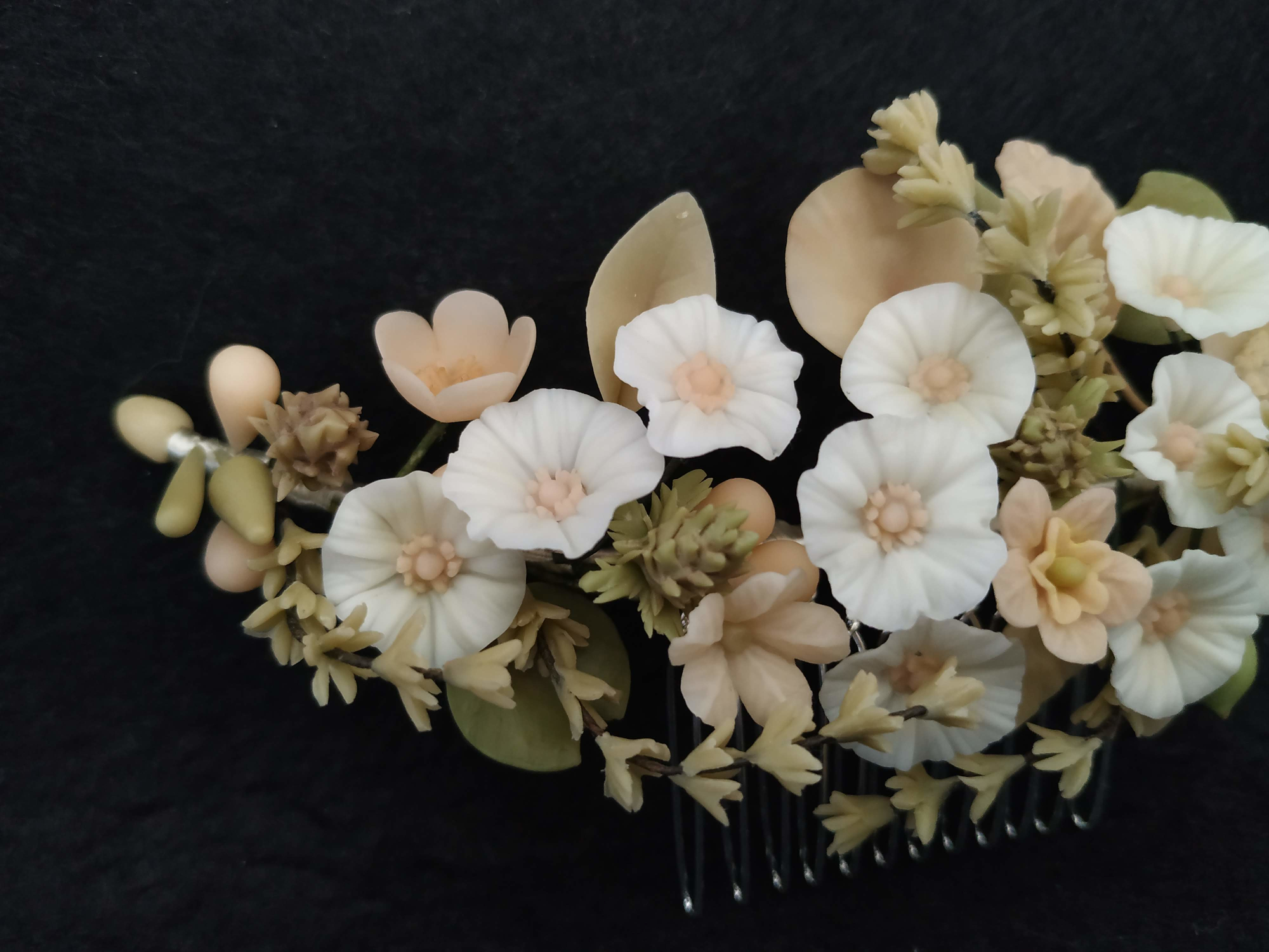 tocado de novia o comunión con motivos silvestres, inspirado en una dehesa, con flores, hojas, ramitas, cardos, bellotas, tocado campestre tocado de novia o comunión con motivos silvestres, inspirado en una dehesa, con flores, hojas, ramitas, cardos, bellotas, tocado campestre