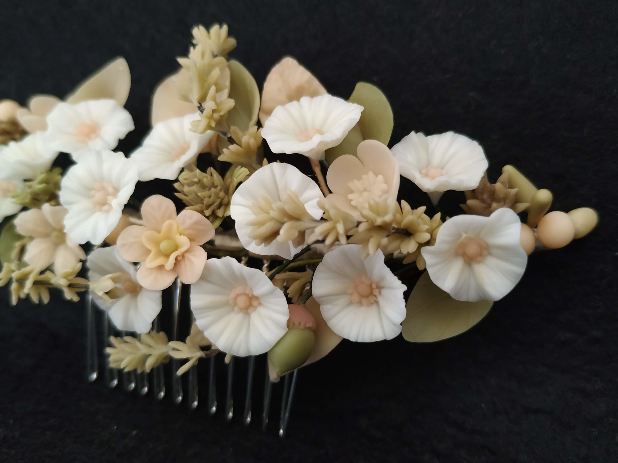 tocado de novia o comunión con motivos silvestres, inspirado en una dehesa, con flores, hojas, ramitas, cardos, bellotas, tocado campestre tocado de novia o comunión con motivos silvestres, inspirado en una dehesa, con flores, hojas, ramitas, cardos, bellotas, tocado campestre