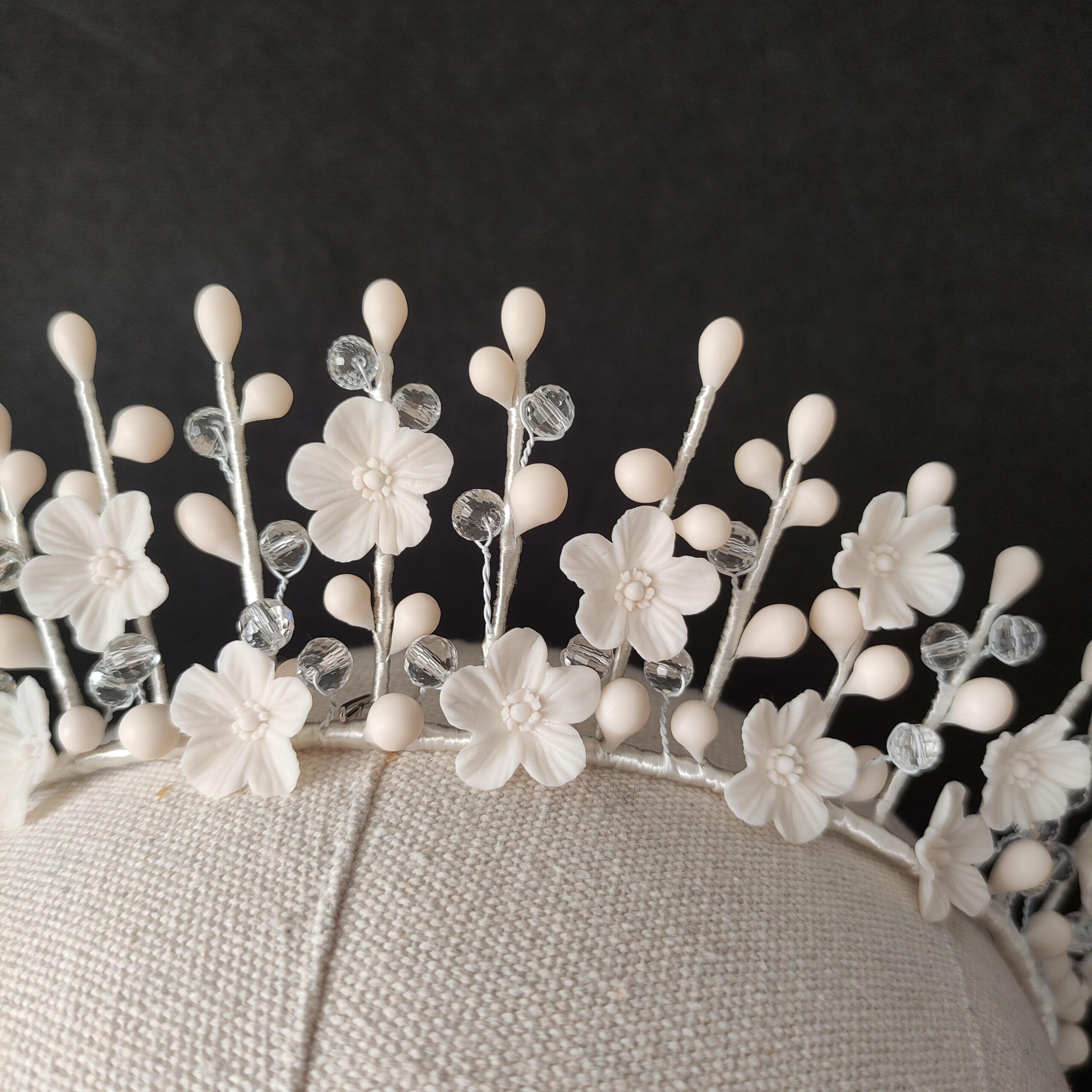 tiara de novia reina carlota, inspirada en las antiguas coronas nupciales de cera, corona artesanal de porcelana fría tiara de novia reina carlota, inspirada en las antiguas coronas nupciales de cera, corona artesanal de porcelana fría