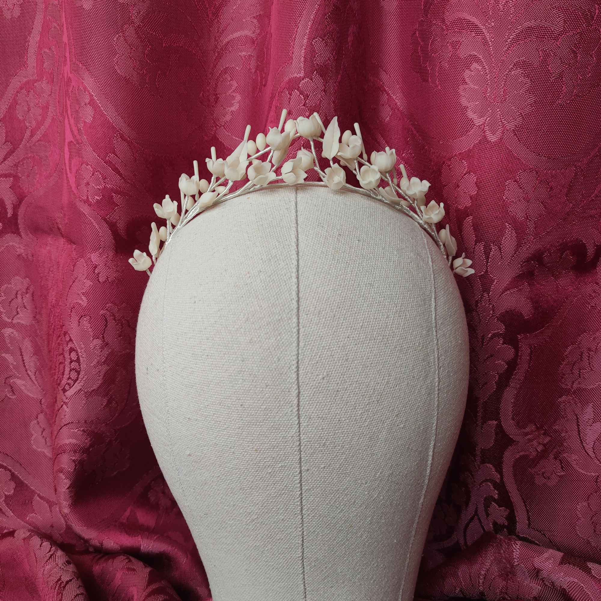 tiara de novia marfil, con flores, hojas y pistilos de porcelana fría, para novia romántica, novia clásica. tocado marfil de novia tiara de novia marfil, con flores, hojas y pistilos de porcelana fría, para novia romántica, novia clásica. tocado marfil de novia