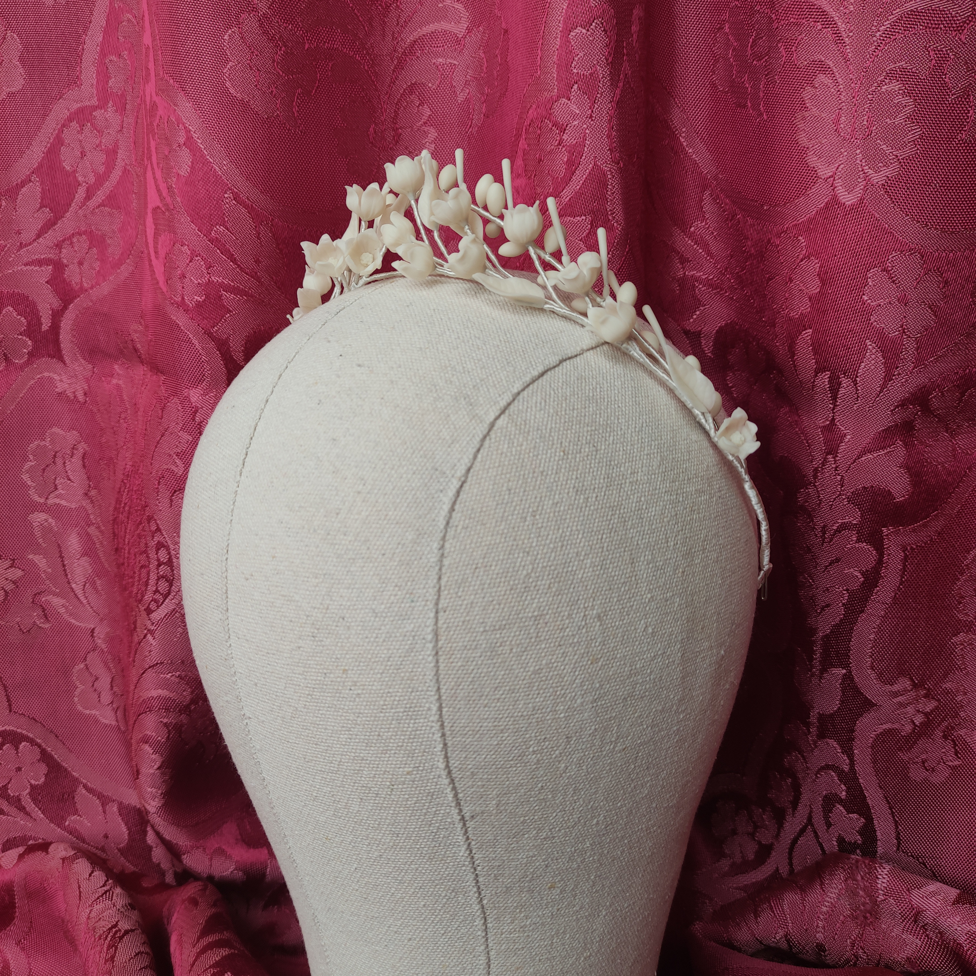 tiara de novia marfil, con flores, hojas y pistilos de porcelana fría, para novia romántica, novia clásica. tocado marfil de novia tiara de novia marfil, con flores, hojas y pistilos de porcelana fría, para novia romántica, novia clásica. tocado marfil de novia