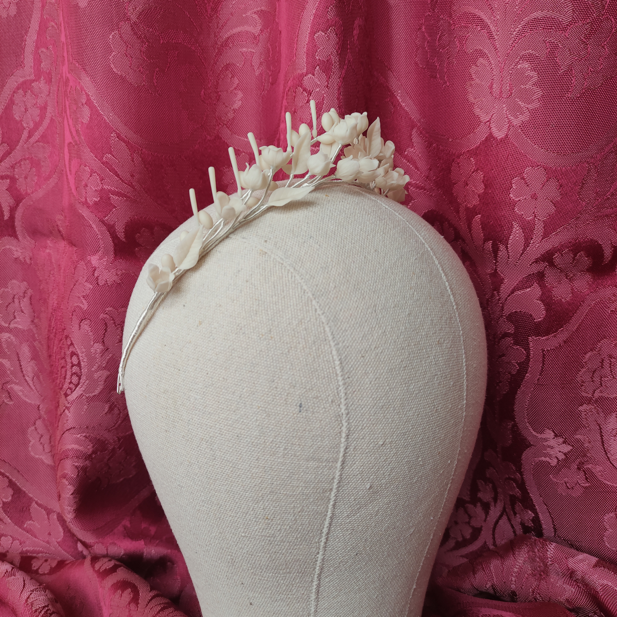 tiara de novia marfil, con flores, hojas y pistilos de porcelana fría, para novia romántica, novia clásica. tocado marfil de novia tiara de novia marfil, con flores, hojas y pistilos de porcelana fría, para novia romántica, novia clásica. tocado marfil de novia