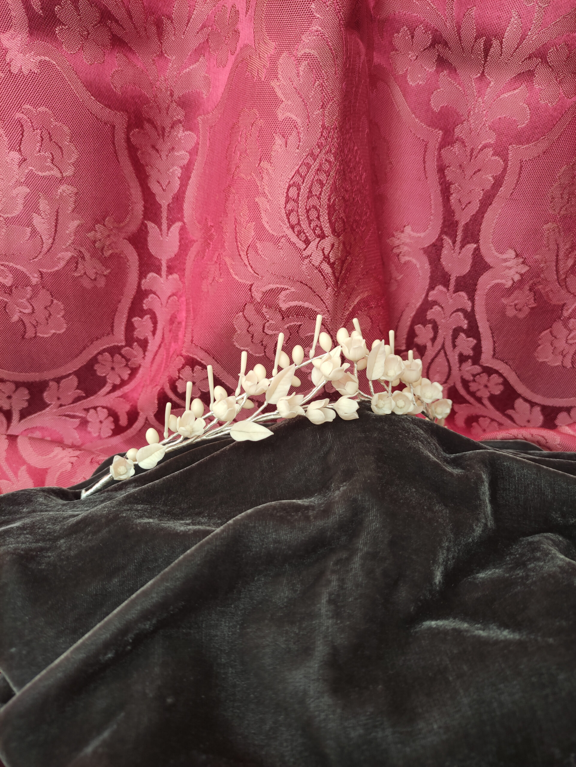 tiara de novia marfil, con flores, hojas y pistilos de porcelana fría, para novia romántica, novia clásica. tocado marfil de novia tiara de novia marfil, con flores, hojas y pistilos de porcelana fría, para novia romántica, novia clásica. tocado marfil de novia