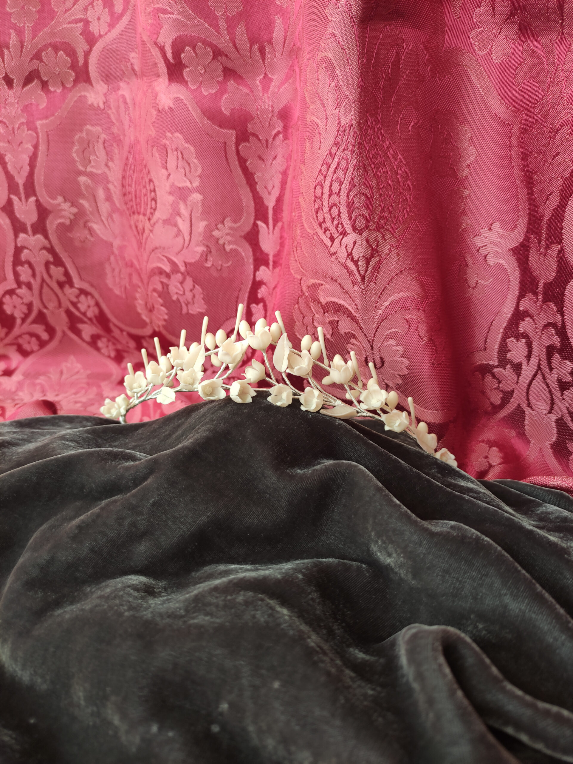 tiara de novia marfil, con flores, hojas y pistilos de porcelana fría, para novia romántica, novia clásica. tocado marfil de novia tiara de novia marfil, con flores, hojas y pistilos de porcelana fría, para novia romántica, novia clásica. tocado marfil de novia