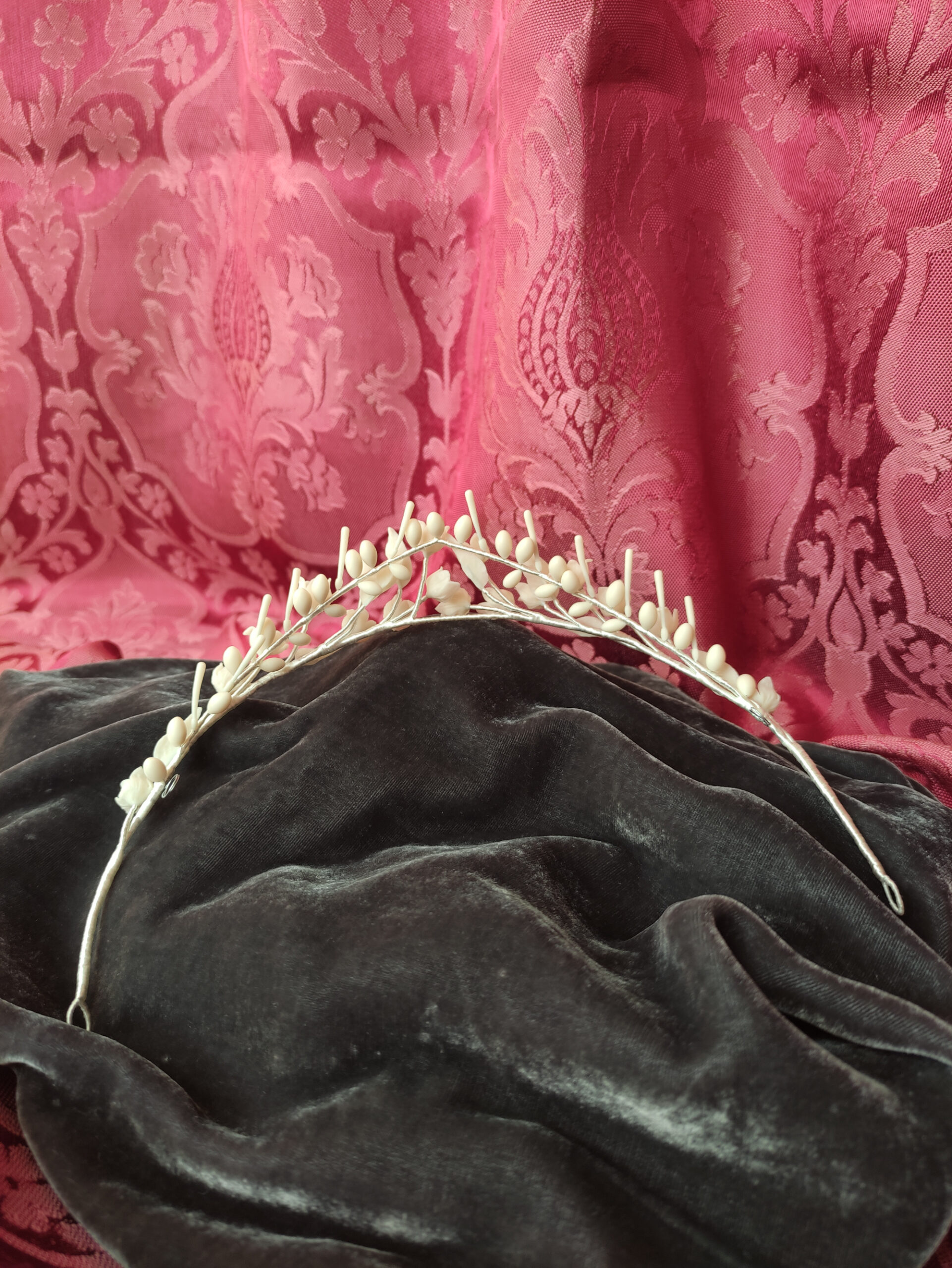 tiara de novia marfil, con flores, hojas y pistilos de porcelana fría, para novia romántica, novia clásica. tocado marfil de novia tiara de novia marfil, con flores, hojas y pistilos de porcelana fría, para novia romántica, novia clásica. tocado marfil de novia