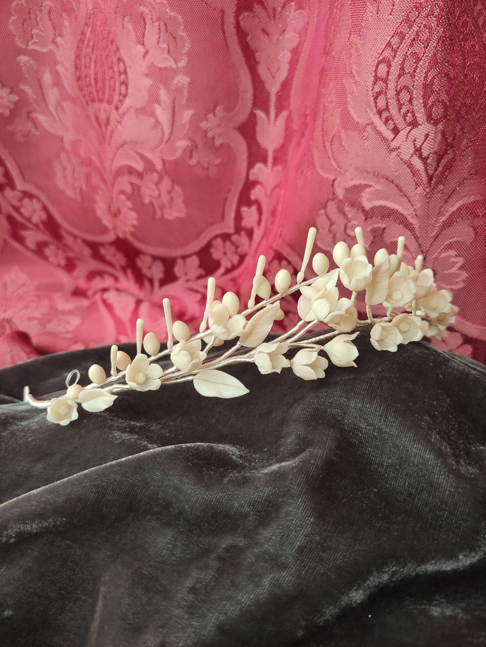 tiara de novia marfil, con flores, hojas y pistilos de porcelana fría, para novia romántica, novia clásica. tocado marfil de novia tiara de novia marfil, con flores, hojas y pistilos de porcelana fría, para novia romántica, novia clásica. tocado marfil de novia
