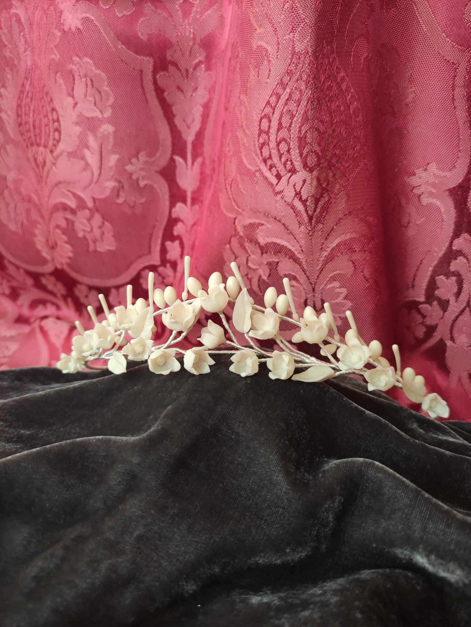 tiara de novia marfil, con flores, hojas y pistilos de porcelana fría, para novia romántica, novia clásica. tocado marfil de novia tiara de novia marfil, con flores, hojas y pistilos de porcelana fría, para novia romántica, novia clásica. tocado marfil de novia