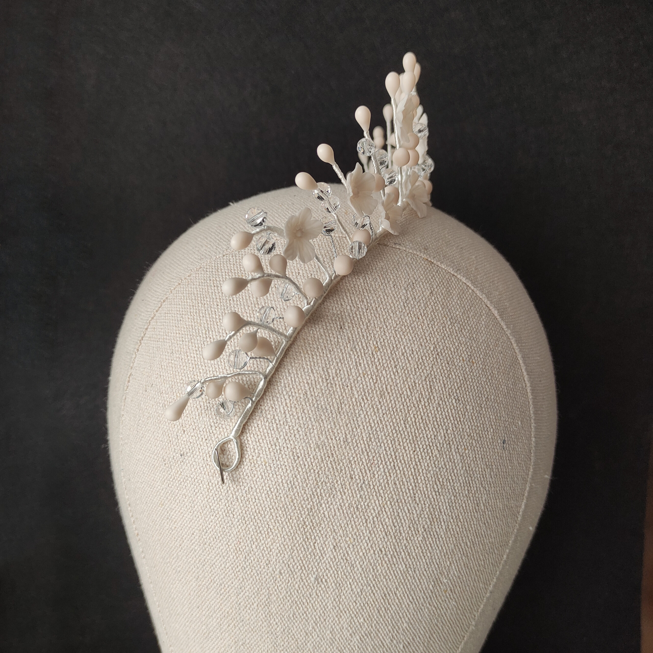tiara de novia reina carlota, inspirada en las antiguas coronas nupciales de cera, corona artesanal de porcelana fría tiara de novia reina carlota, inspirada en las antiguas coronas nupciales de cera, corona artesanal de porcelana fría