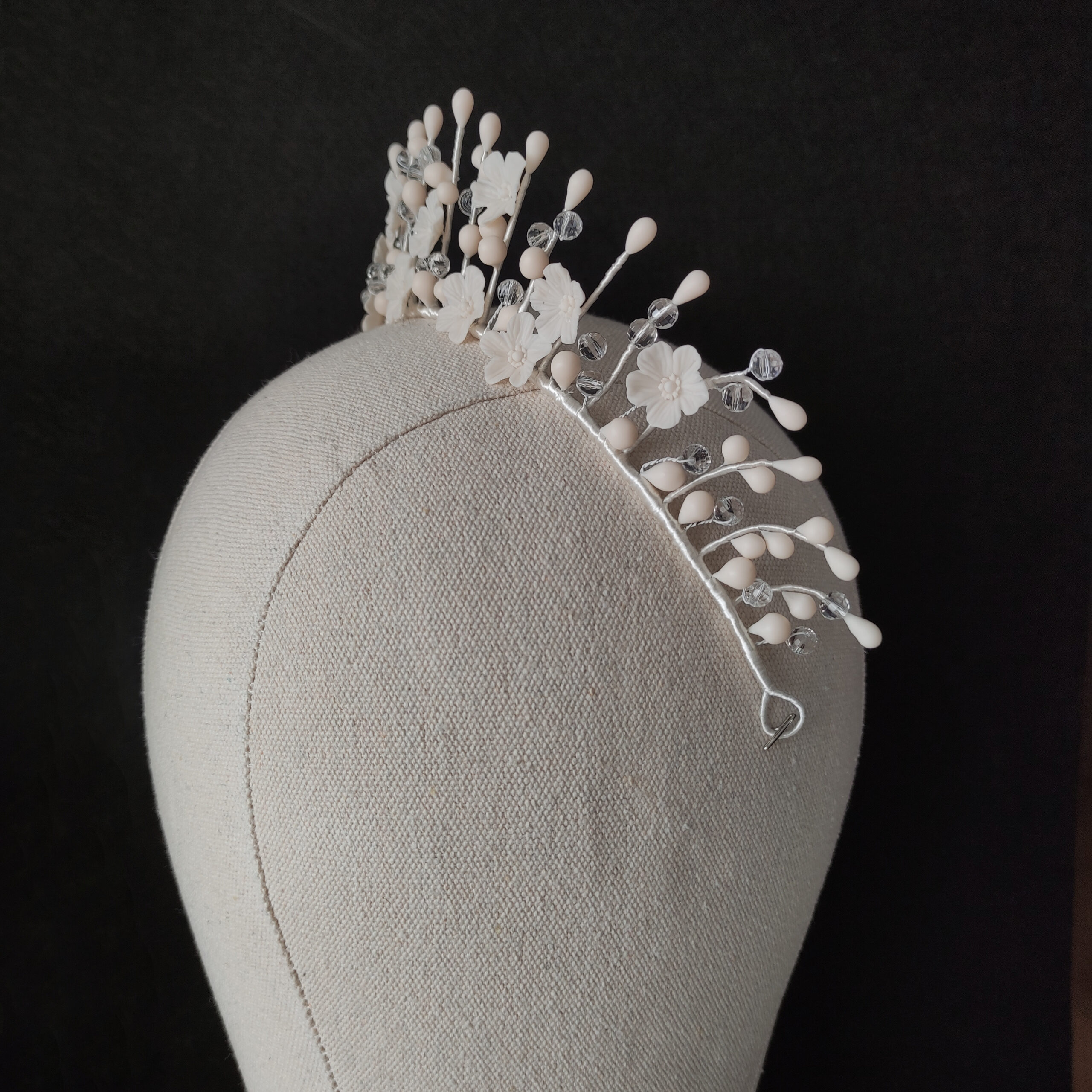 tiara de novia reina carlota, inspirada en las antiguas coronas nupciales de cera, corona artesanal de porcelana fría tiara de novia reina carlota, inspirada en las antiguas coronas nupciales de cera, corona artesanal de porcelana fría