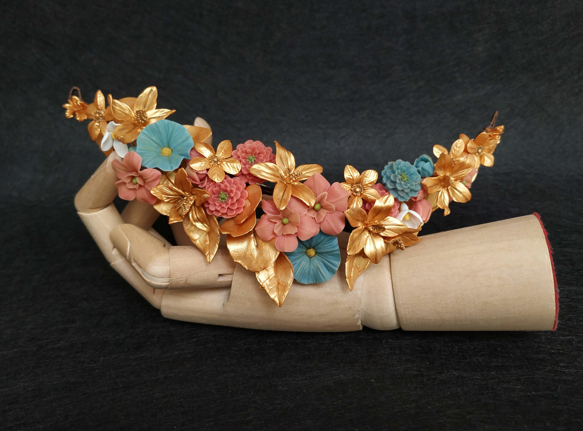 tocado de novia con flores doradas, rosa y azules de porcelana fría/tocado trasero invitadas o comunión/corona tocado de novia con flores doradas, rosa y azules de porcelana fría/tocado trasero invitadas o comunión/corona