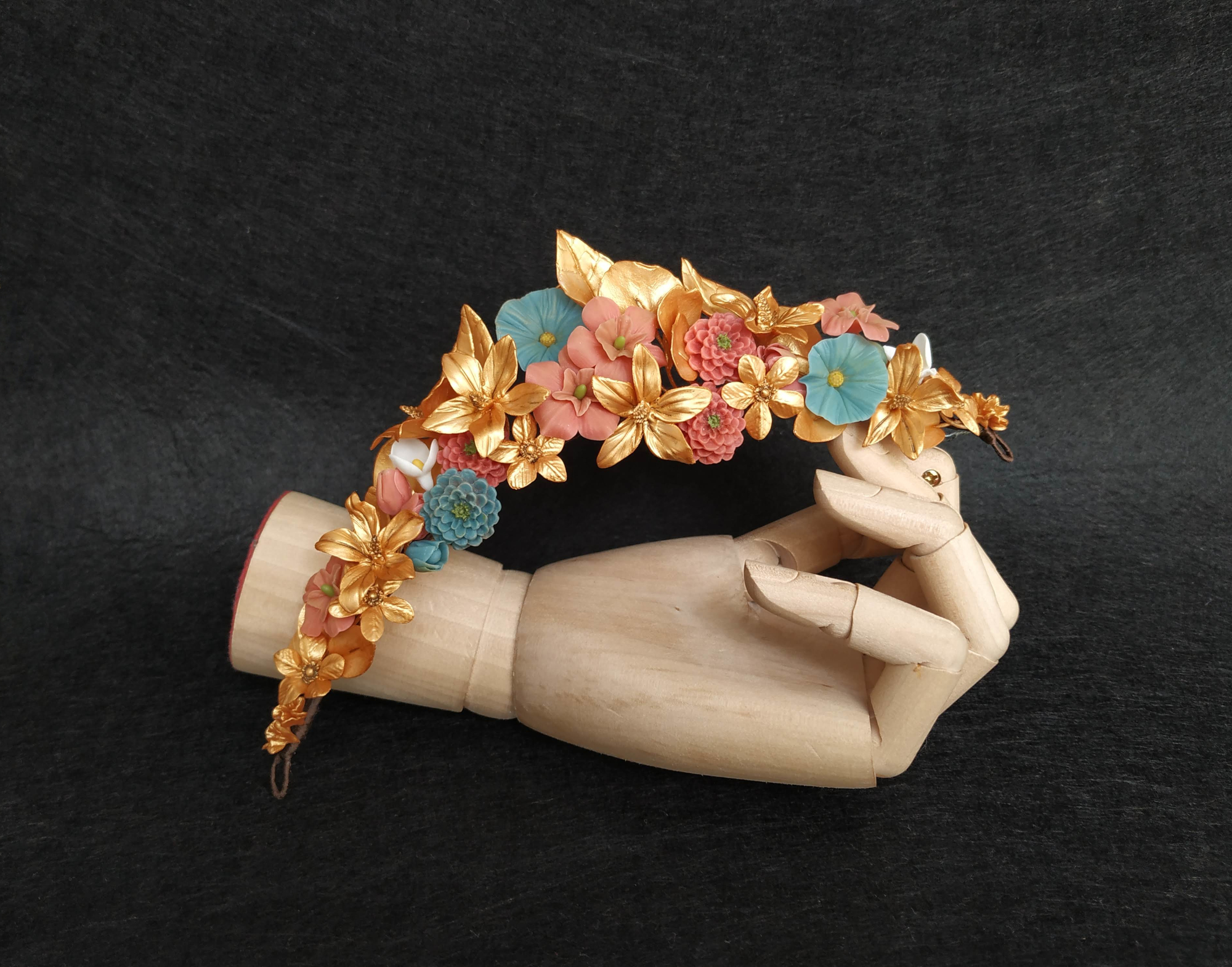 tocado de novia con flores doradas, rosa y azules de porcelana fría/tocado trasero invitadas o comunión/corona tocado de novia con flores doradas, rosa y azules de porcelana fría/tocado trasero invitadas o comunión/corona