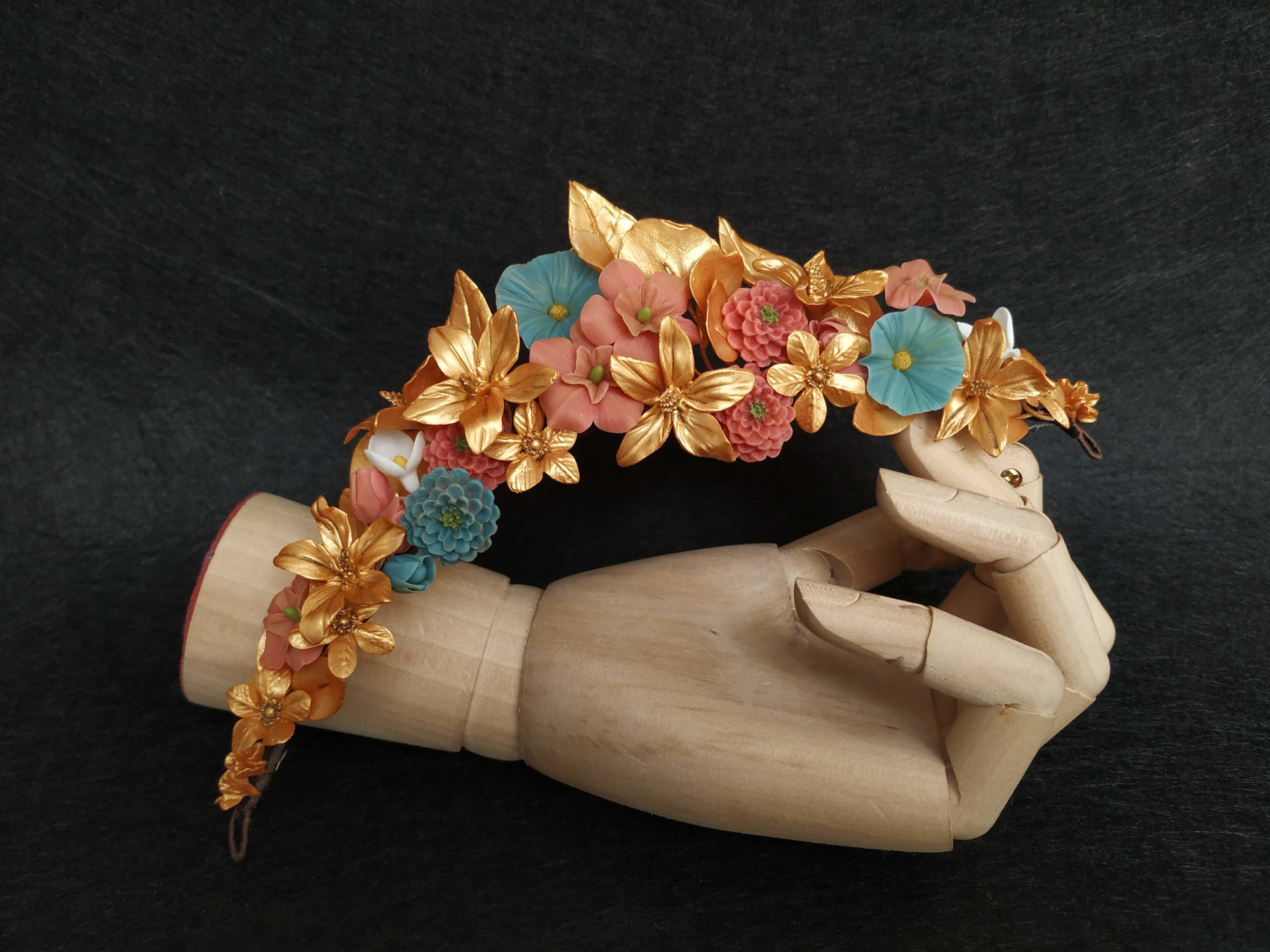 tocado de novia con flores doradas, rosa y azules de porcelana fría/tocado trasero invitadas o comunión/corona tocado de novia con flores doradas, rosa y azules de porcelana fría/tocado trasero invitadas o comunión/corona
