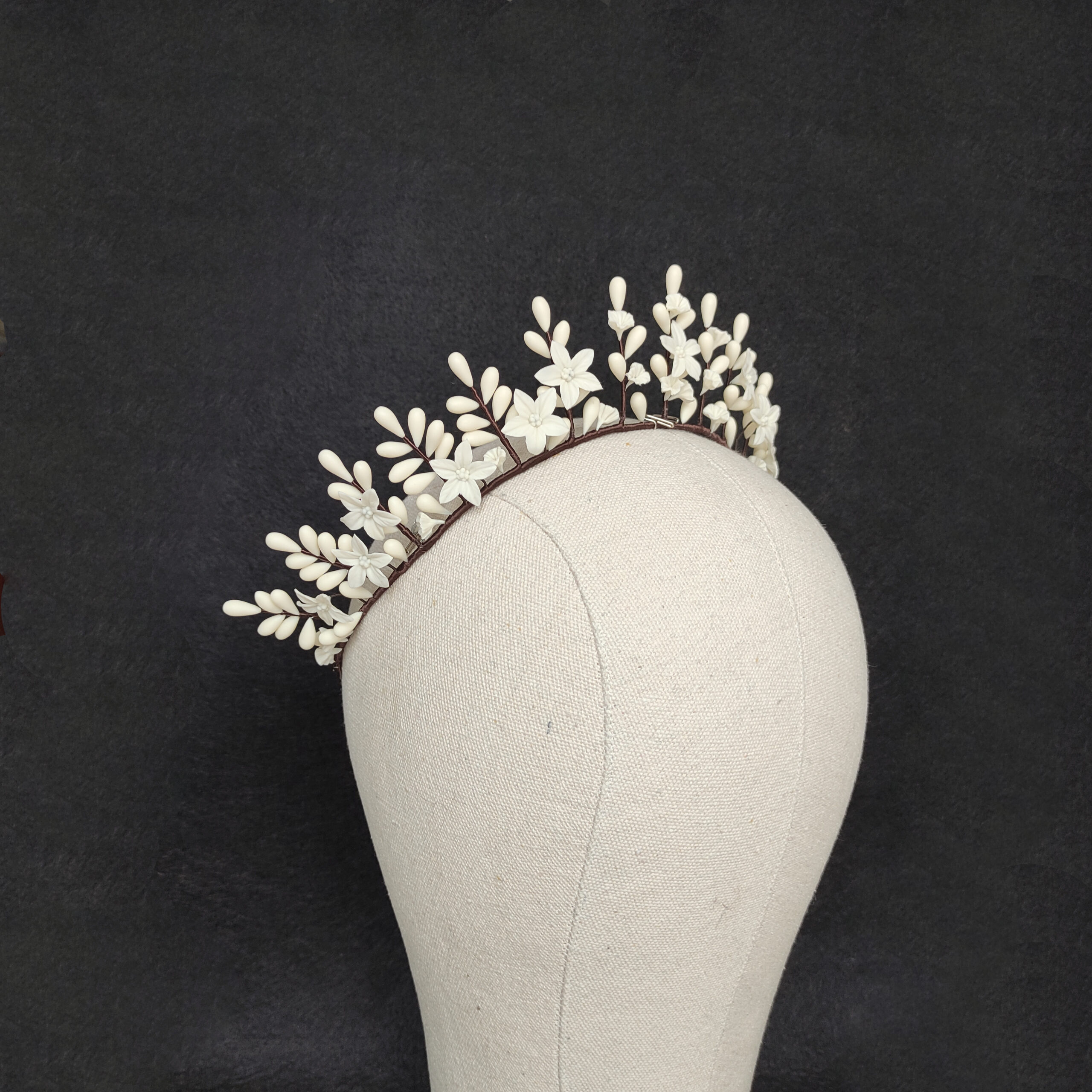 tiara de novia inspirada en las antiguas coronas nupciales de cera, corona artesanal de porcelana fría, tocado de pistilos blanco tiara de novia inspirada en las antiguas coronas nupciales de cera, corona artesanal de porcelana fría, tocado de pistilos blanco