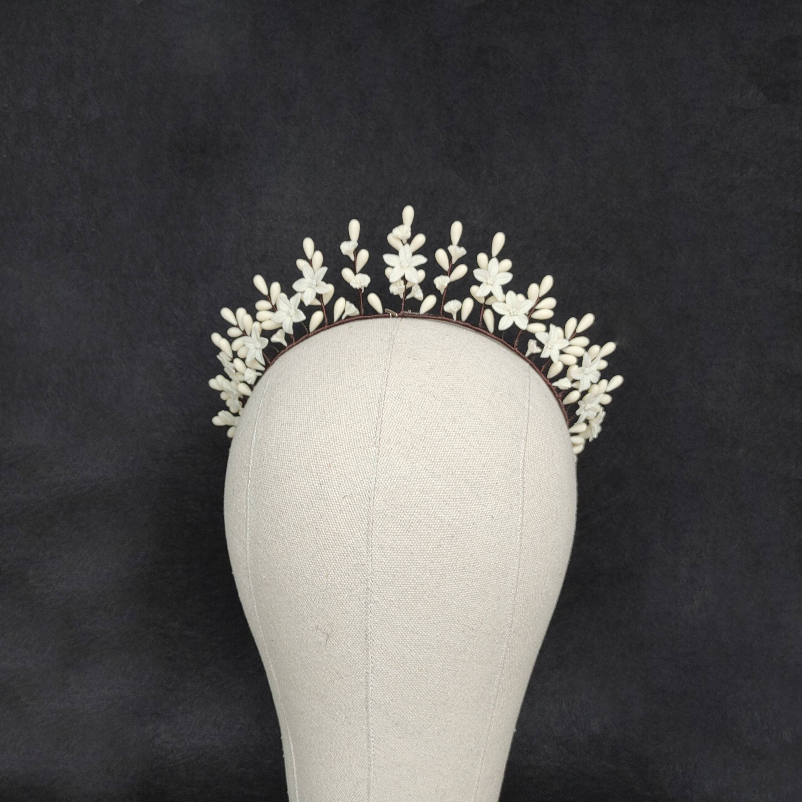 tiara de novia inspirada en las antiguas coronas nupciales de cera, corona artesanal de porcelana fría, tocado de pistilos blanco tiara de novia inspirada en las antiguas coronas nupciales de cera, corona artesanal de porcelana fría, tocado de pistilos blanco