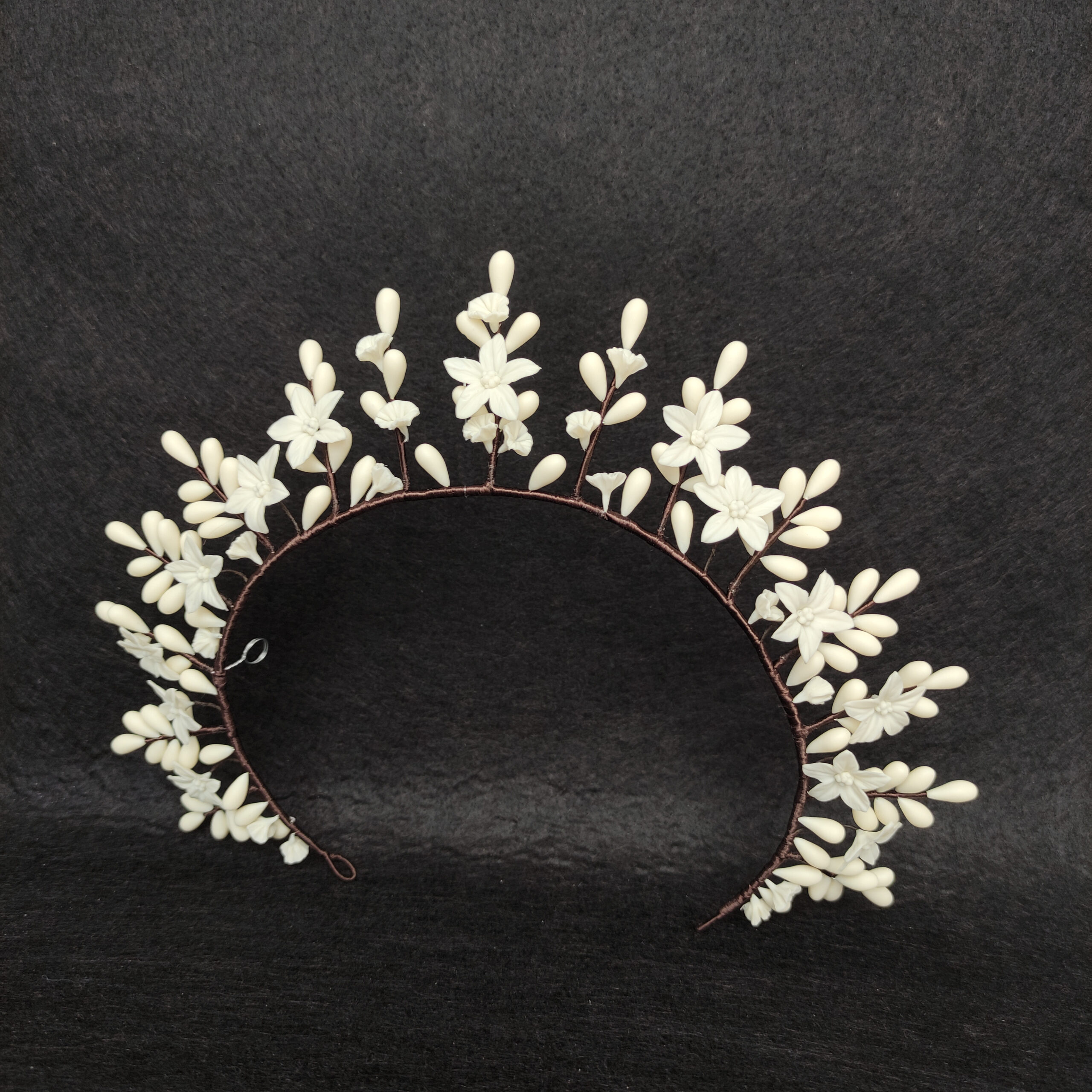 tiara de novia inspirada en las antiguas coronas nupciales de cera, corona artesanal de porcelana fría, tocado de pistilos blanco tiara de novia inspirada en las antiguas coronas nupciales de cera, corona artesanal de porcelana fría, tocado de pistilos blanco