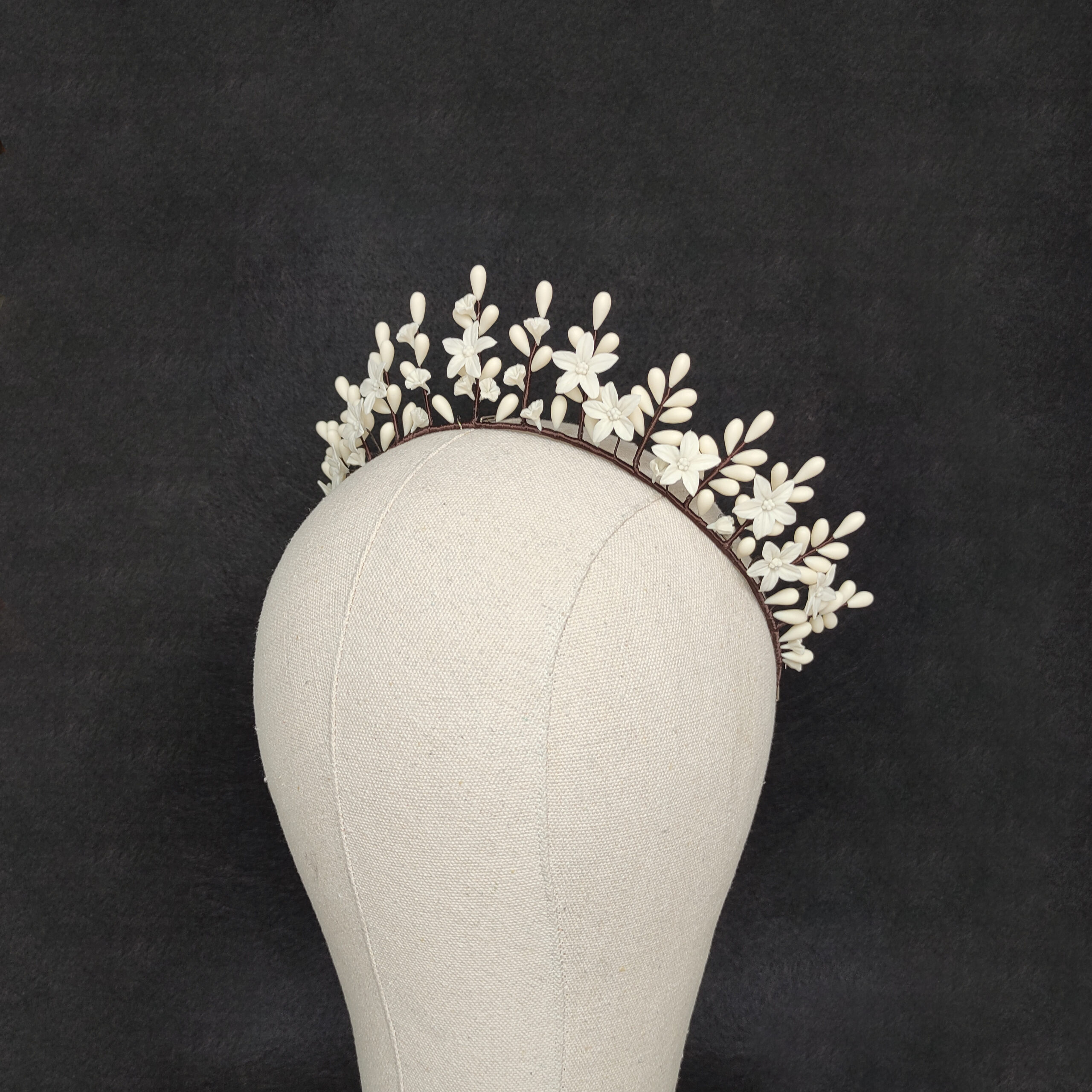 tiara de novia inspirada en las antiguas coronas nupciales de cera, corona artesanal de porcelana fría, tocado de pistilos blanco tiara de novia inspirada en las antiguas coronas nupciales de cera, corona artesanal de porcelana fría, tocado de pistilos blanco