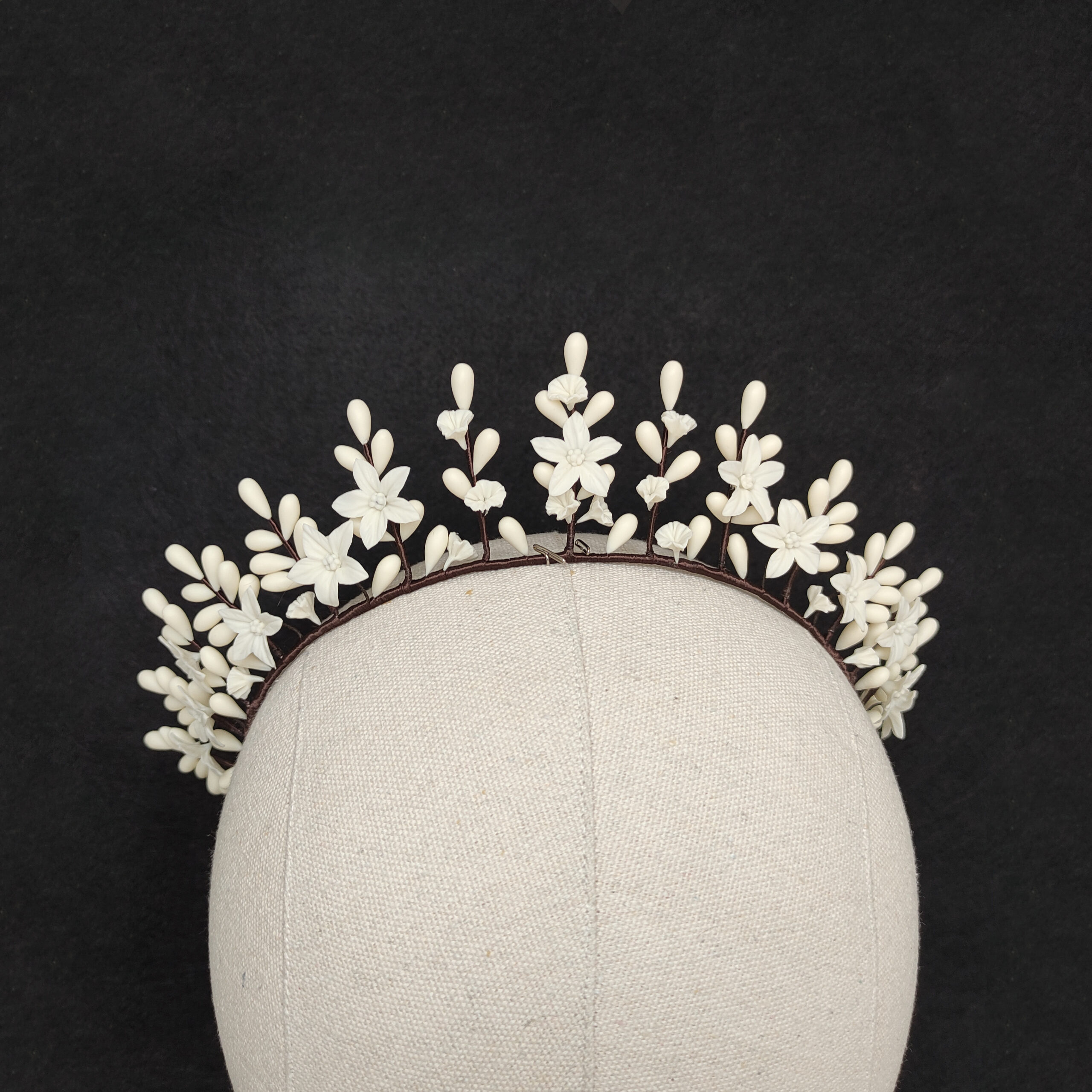 tiara de novia inspirada en las antiguas coronas nupciales de cera, corona artesanal de porcelana fría, tocado de pistilos blanco tiara de novia inspirada en las antiguas coronas nupciales de cera, corona artesanal de porcelana fría, tocado de pistilos blanco