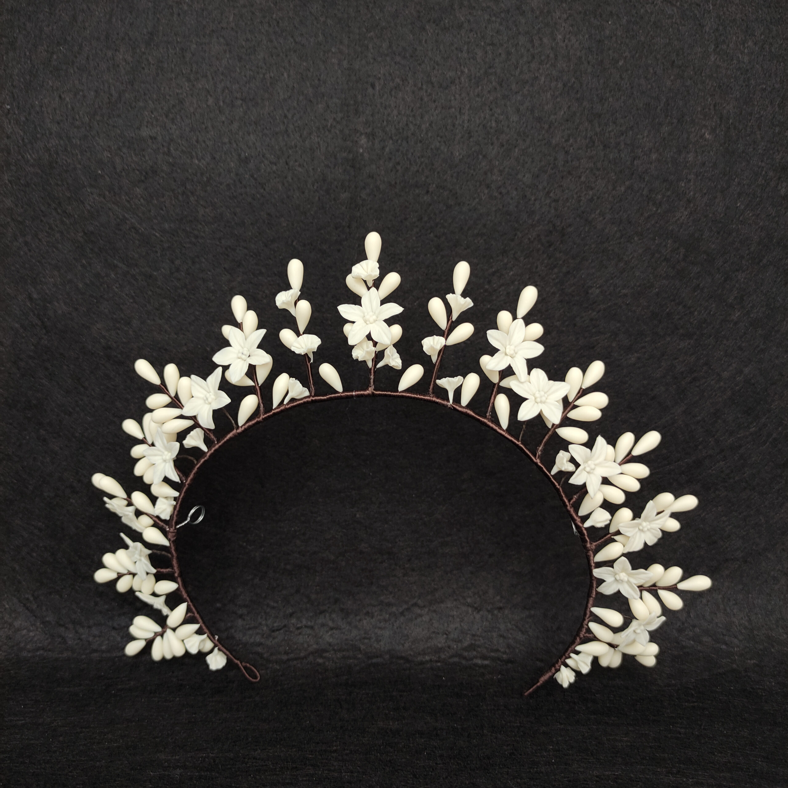 tiara de novia inspirada en las antiguas coronas nupciales de cera, corona artesanal de porcelana fría, tocado de pistilos blanco tiara de novia inspirada en las antiguas coronas nupciales de cera, corona artesanal de porcelana fría, tocado de pistilos blanco