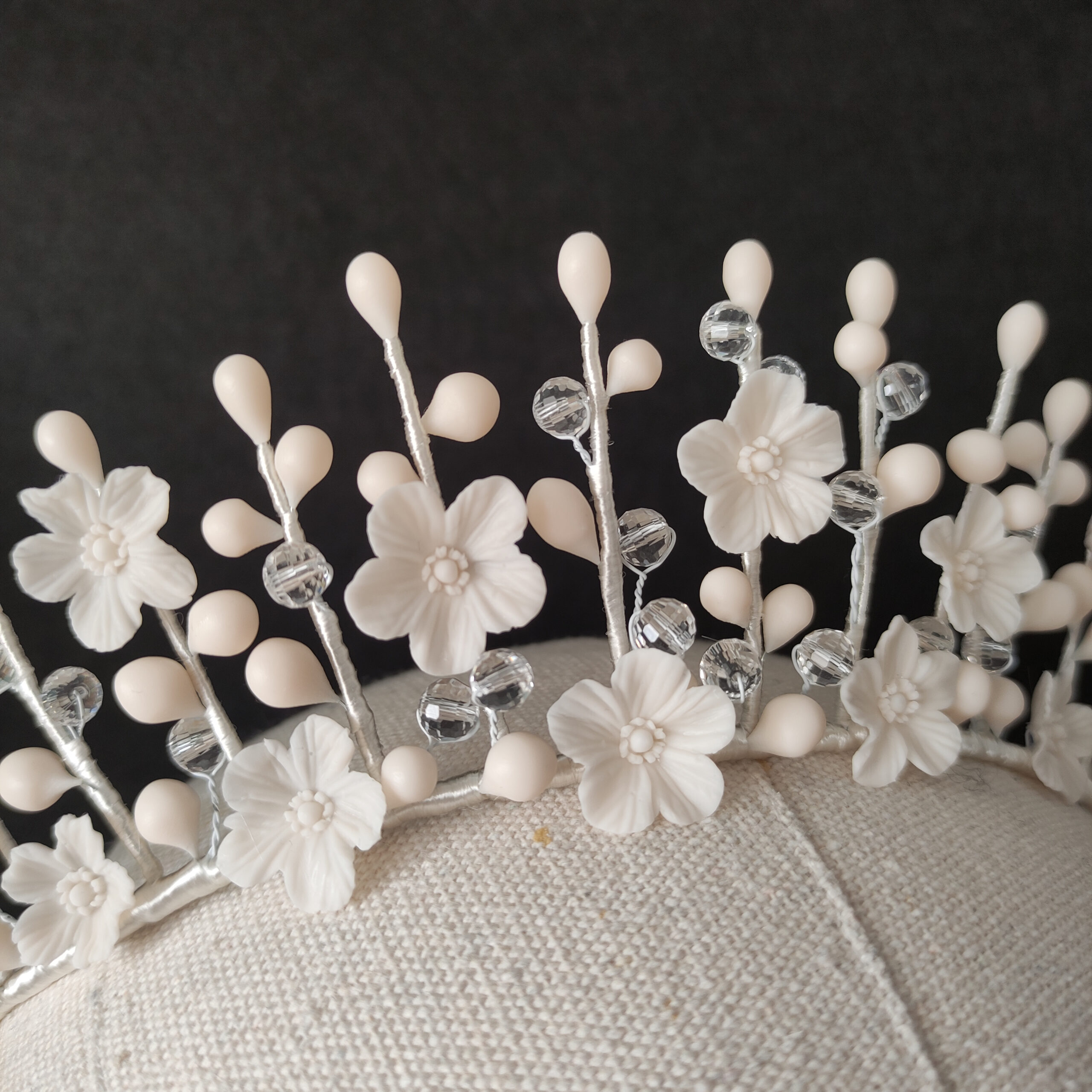 tiara de novia reina carlota, inspirada en las antiguas coronas nupciales de cera, corona artesanal de porcelana fría tiara de novia reina carlota, inspirada en las antiguas coronas nupciales de cera, corona artesanal de porcelana fría