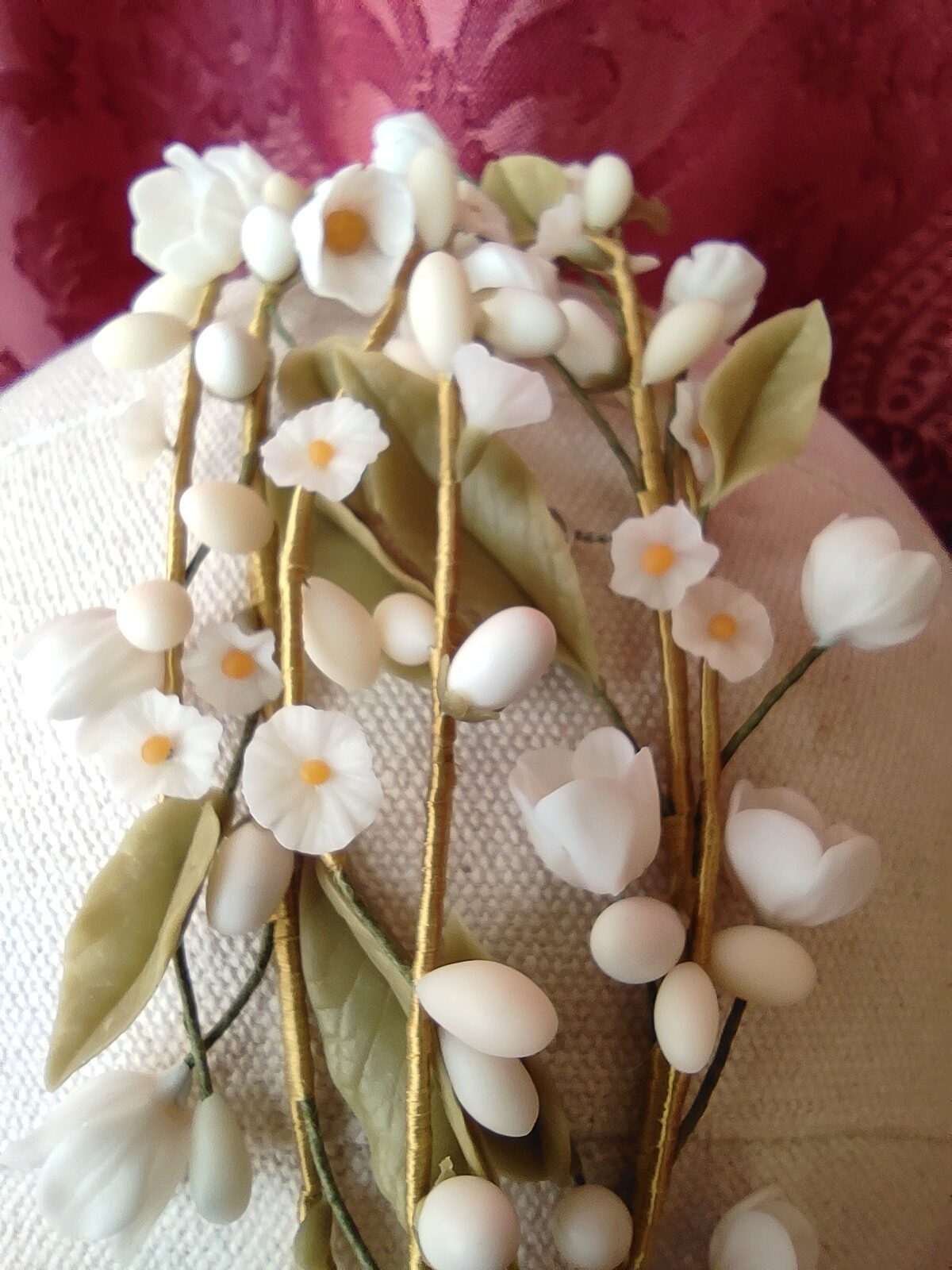 corona de novia con pequeñas flores blancas, hojas y pistilos, inspirada en las antiguas corona de cera francesas corona de novia con pequeñas flores blancas, hojas y pistilos, inspirada en las antiguas corona de cera francesas