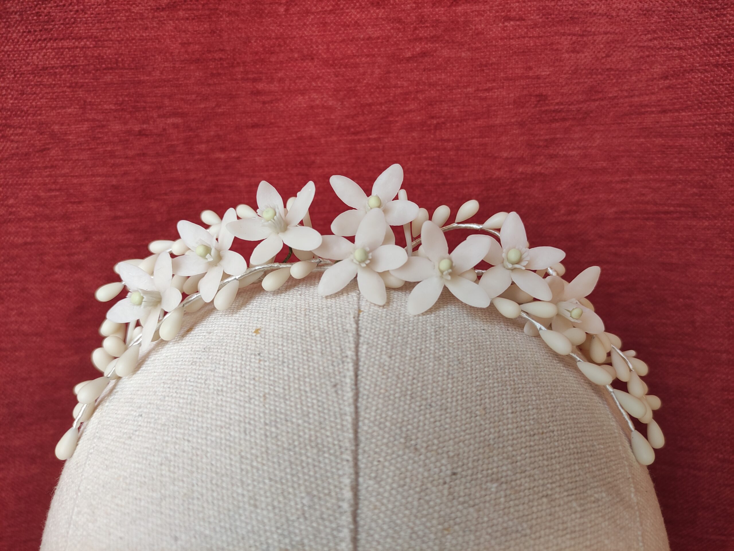 tocado de novia en color blanco envejecido, con azahares y pistilos de porcelana fría, tocado trasero o diadema tocado de novia en color blanco envejecido, con azahares y pistilos de porcelana fría, tocado trasero o diadema
