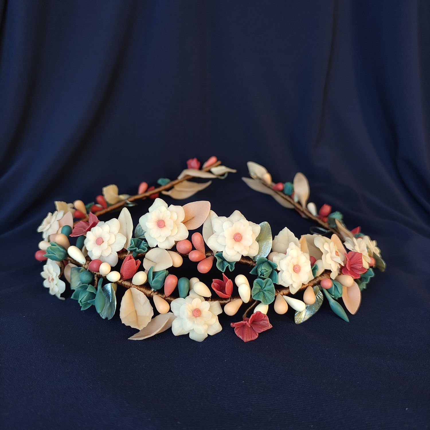 tocado pompei Handmade bridal back headpiece with porcelain flowers in white, magenta and blue tones, lightweight and elegant design.