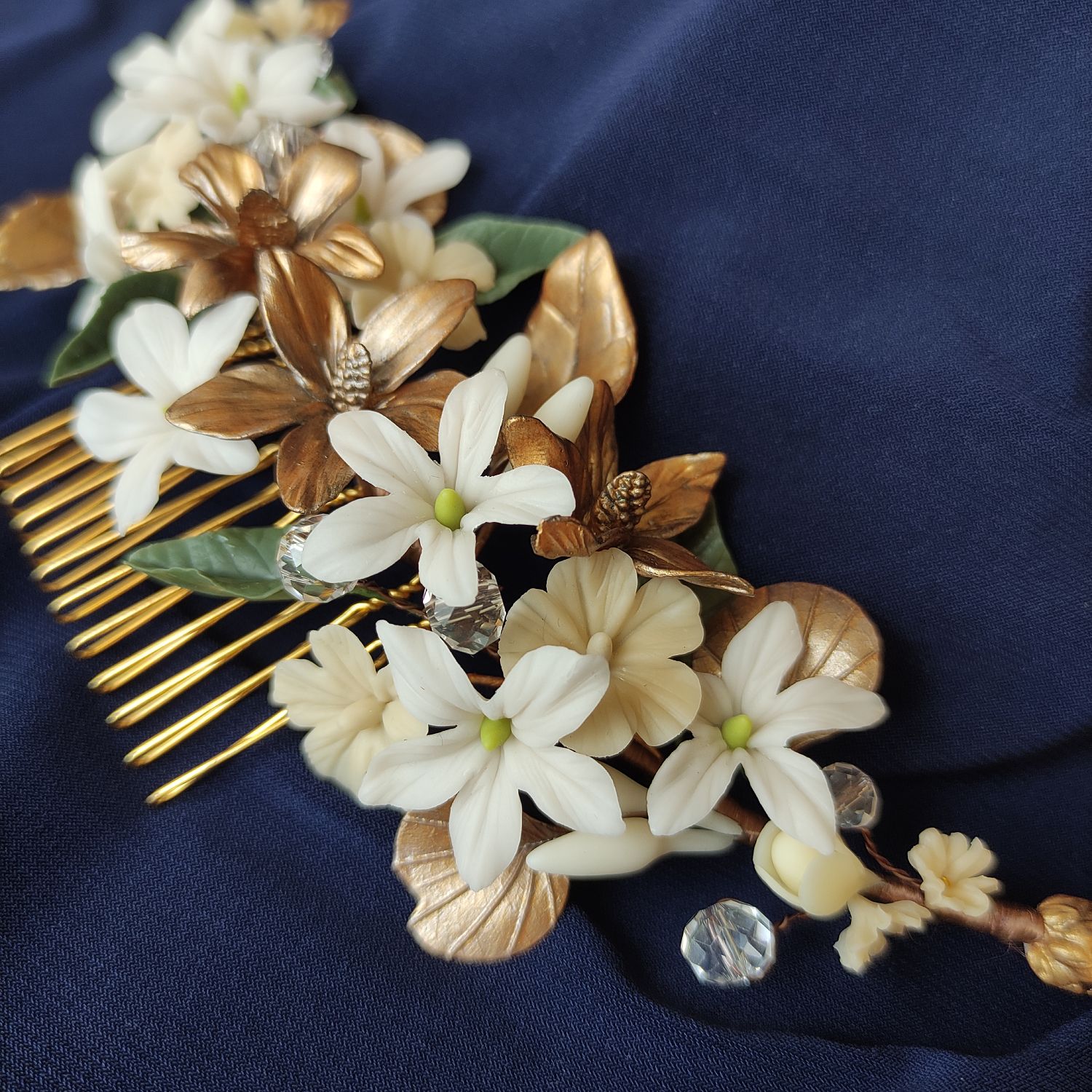 peinecillo orfir Bridal hair comb featuring handcrafted porcelain flowers, metallic leaves and transparent crystals