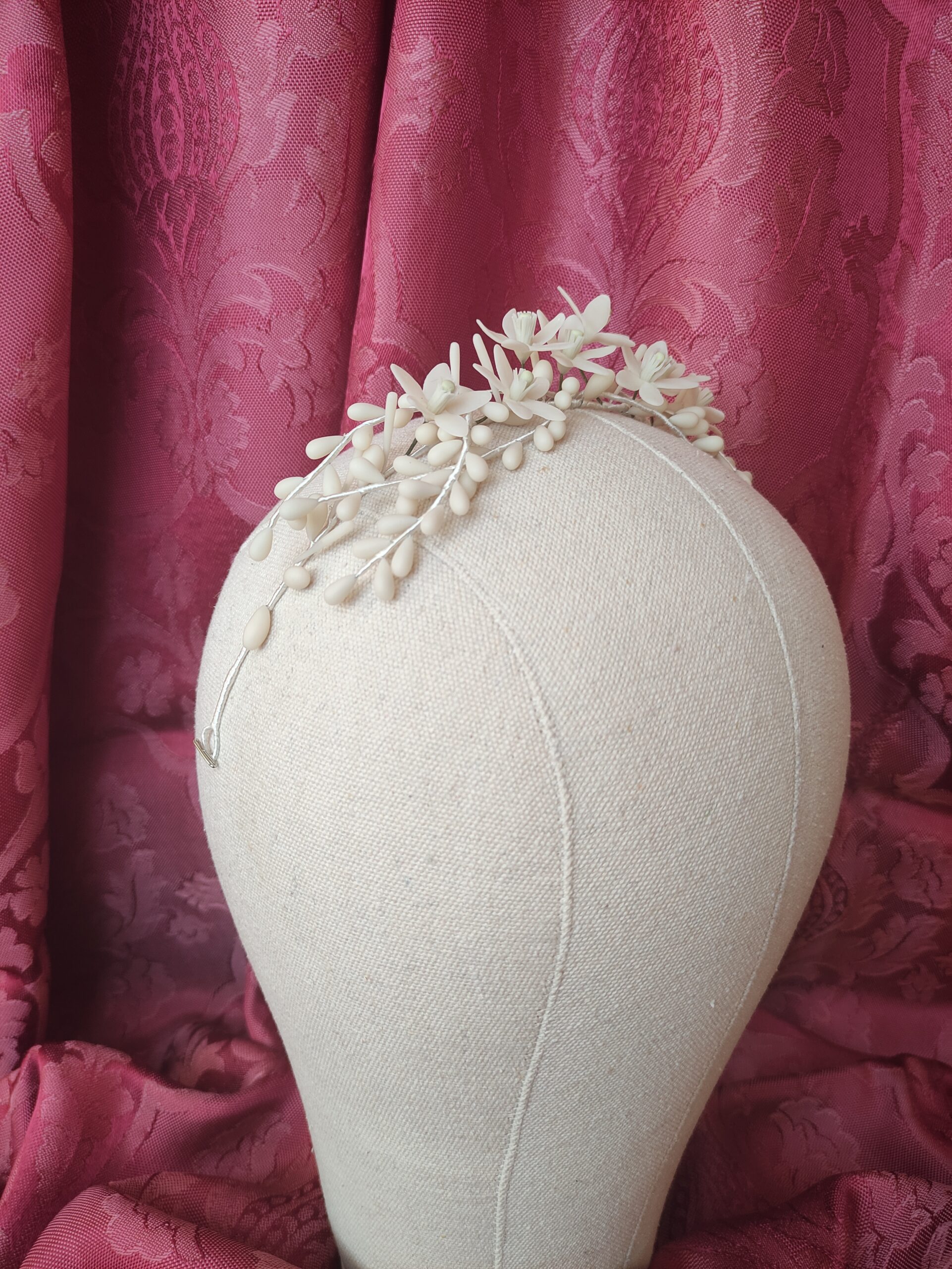 tocado de novia en color blanco envejecido, con azahares y pistilos de porcelana fría, tocado trasero o diadema tocado de novia en color blanco envejecido, con azahares y pistilos de porcelana fría, tocado trasero o diadema
