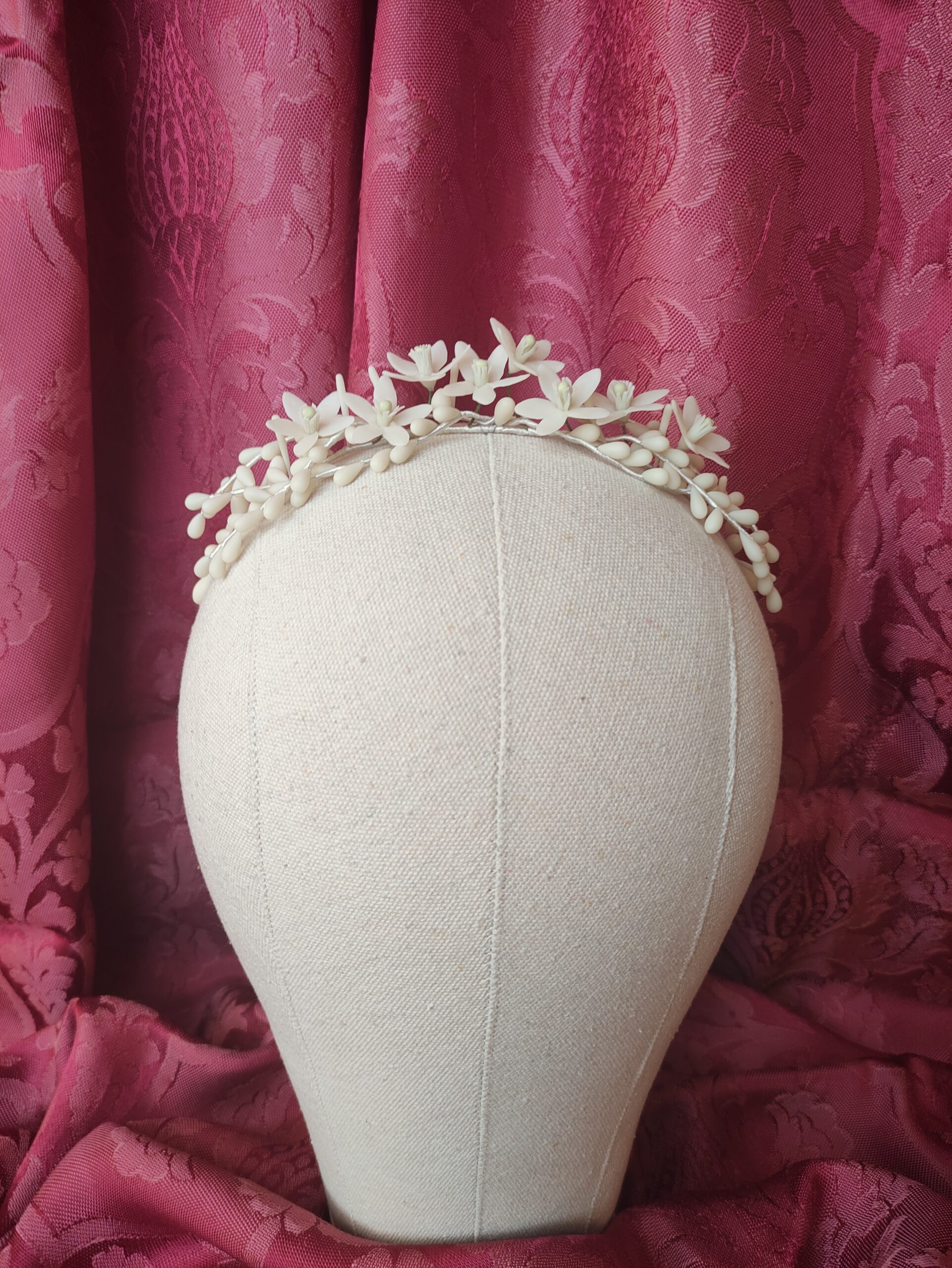 tocado de novia en color blanco envejecido, con azahares y pistilos de porcelana fría, tocado trasero o diadema tocado de novia en color blanco envejecido, con azahares y pistilos de porcelana fría, tocado trasero o diadema