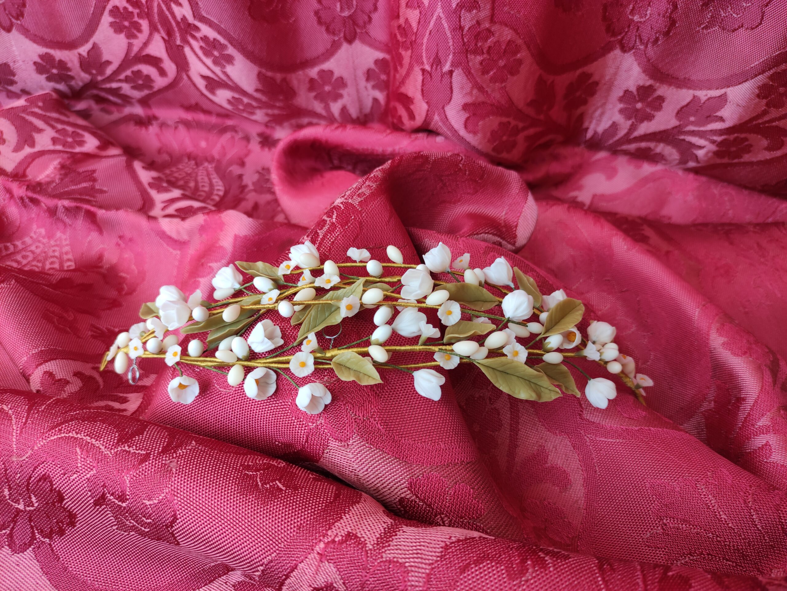 corona de novia con pequeñas flores blancas, hojas y pistilos, inspirada en las antiguas corona de cera francesas corona de novia con pequeñas flores blancas, hojas y pistilos, inspirada en las antiguas corona de cera francesas