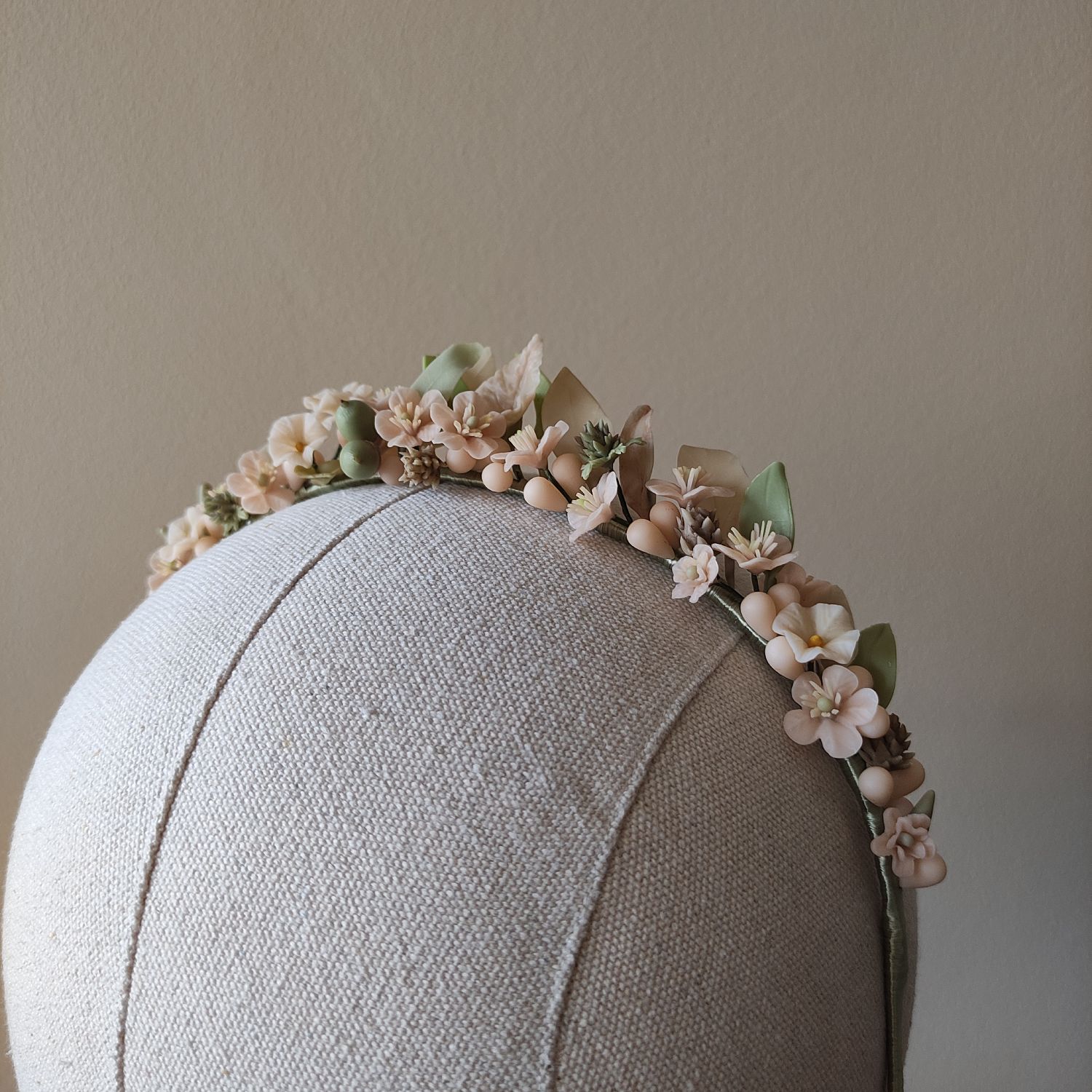 diadema dehesa Elegant Dehesa-inspired floral crown for brides and First Communion girls. A unique botanical hair accessory handmade with delicate cold porcelain wildflowers and natural-themed elements.