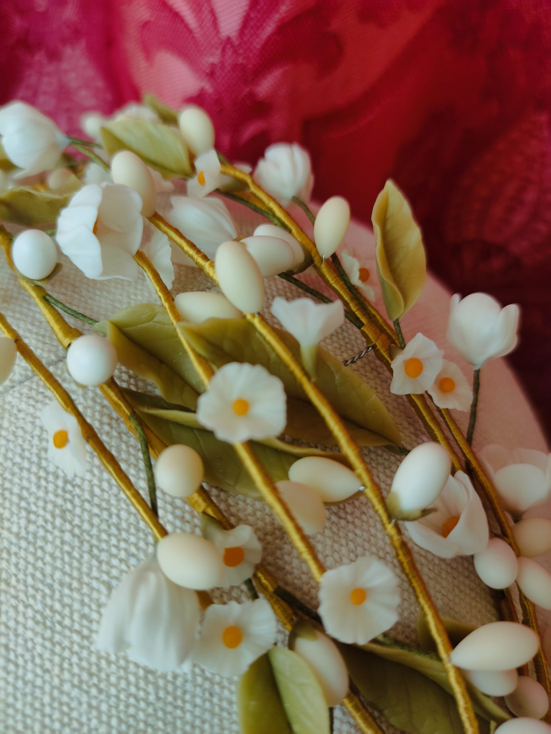 corona de novia con pequeñas flores blancas, hojas y pistilos, inspirada en las antiguas corona de cera francesas corona de novia con pequeñas flores blancas, hojas y pistilos, inspirada en las antiguas corona de cera francesas