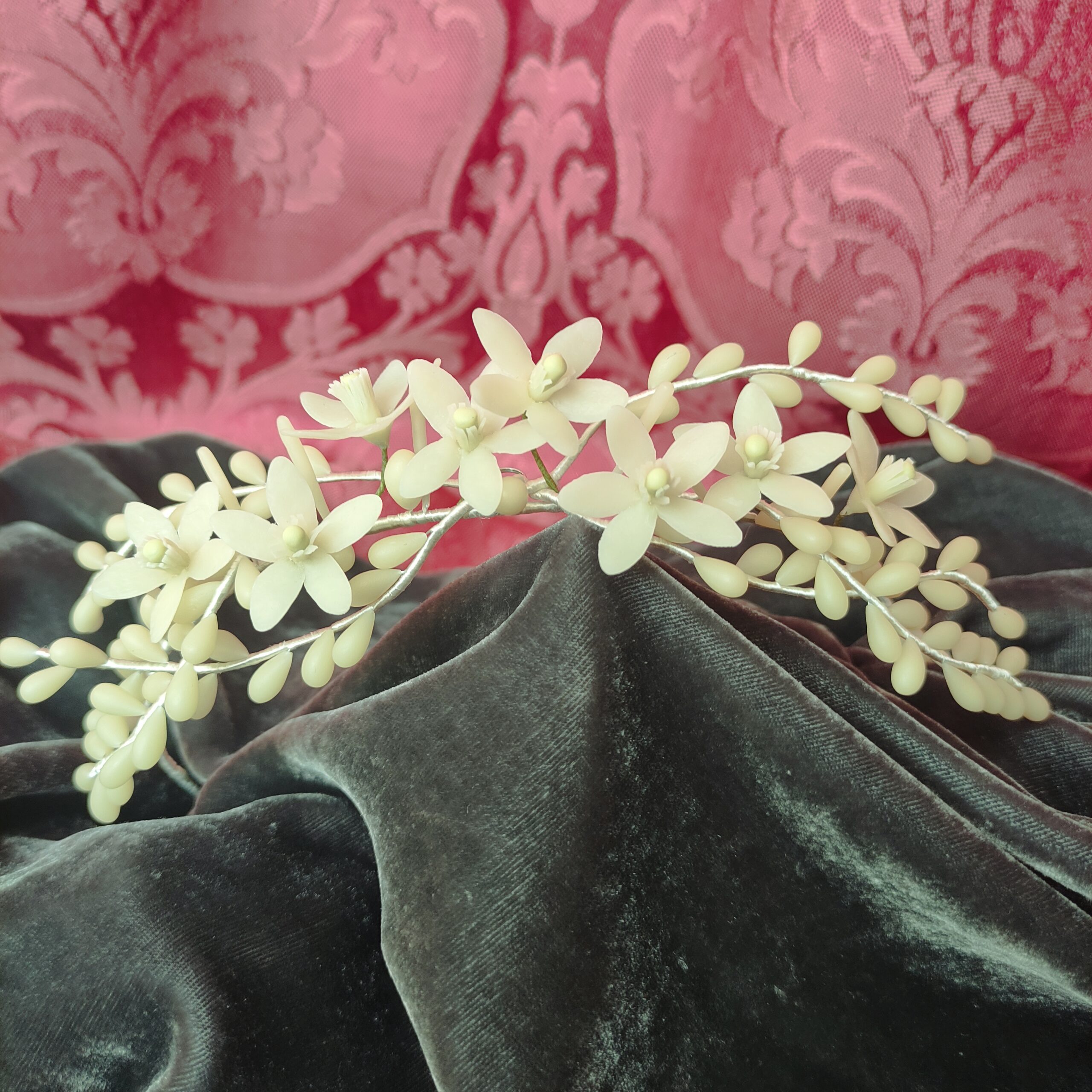 tocado de novia en color blanco envejecido, con azahares y pistilos de porcelana fría, tocado trasero o diadema tocado de novia en color blanco envejecido, con azahares y pistilos de porcelana fría, tocado trasero o diadema