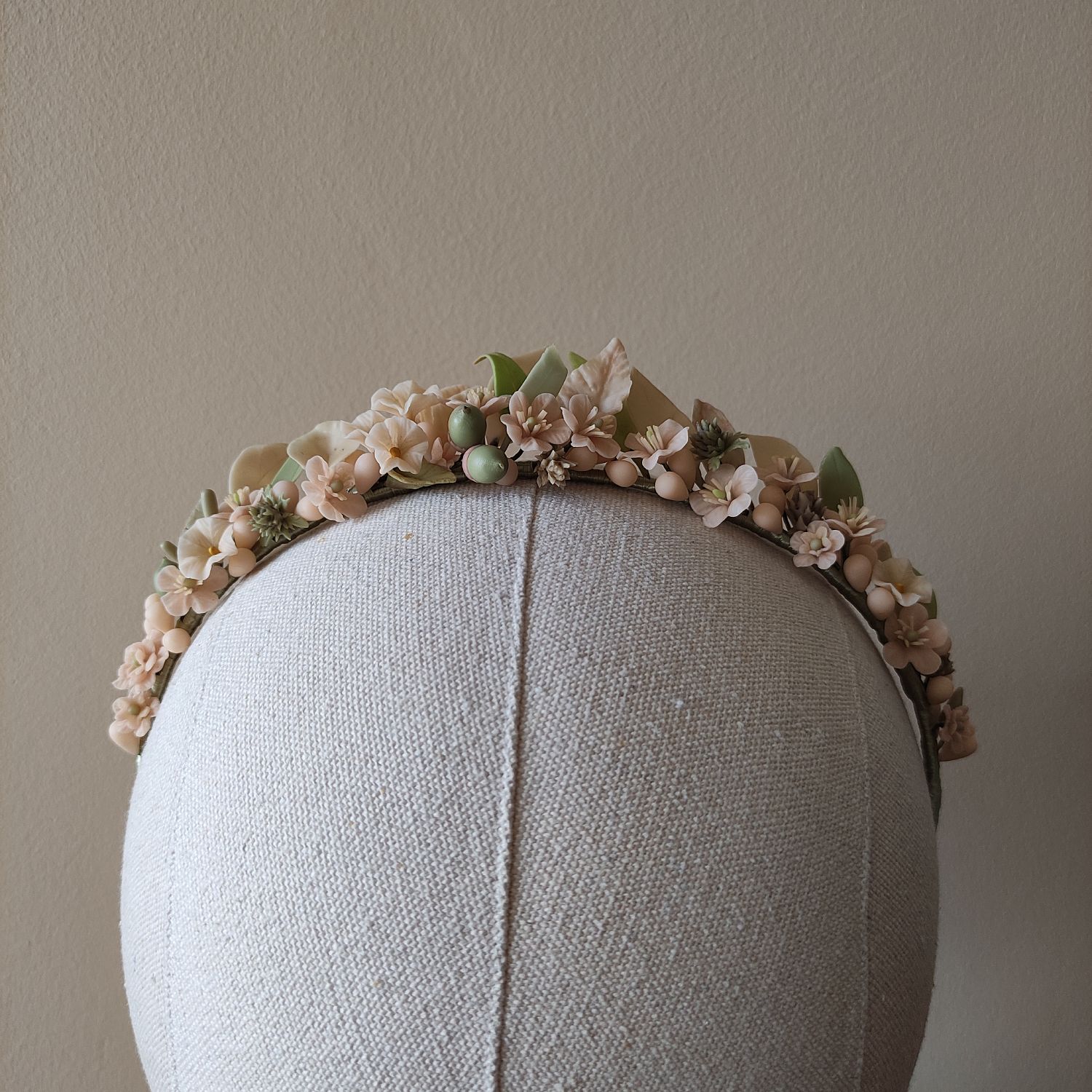 diadema dehesa Handcrafted headband inspired by the Andalusian dehesa landscape, featuring hand-modeled porcelain wildflowers, acorns, and thistles on a silk-wrapped base, perfect for bridal or communion looks.