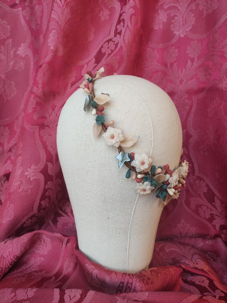 tocado trasero envolvente para niña de comunión o novia, con flores, pistilos y hojas de porcelana fría, tiara de novia, diadema de novia tocado trasero envolvente para niña de comunión o novia, con flores, pistilos y hojas de porcelana fría, tiara de novia, diadema de novia